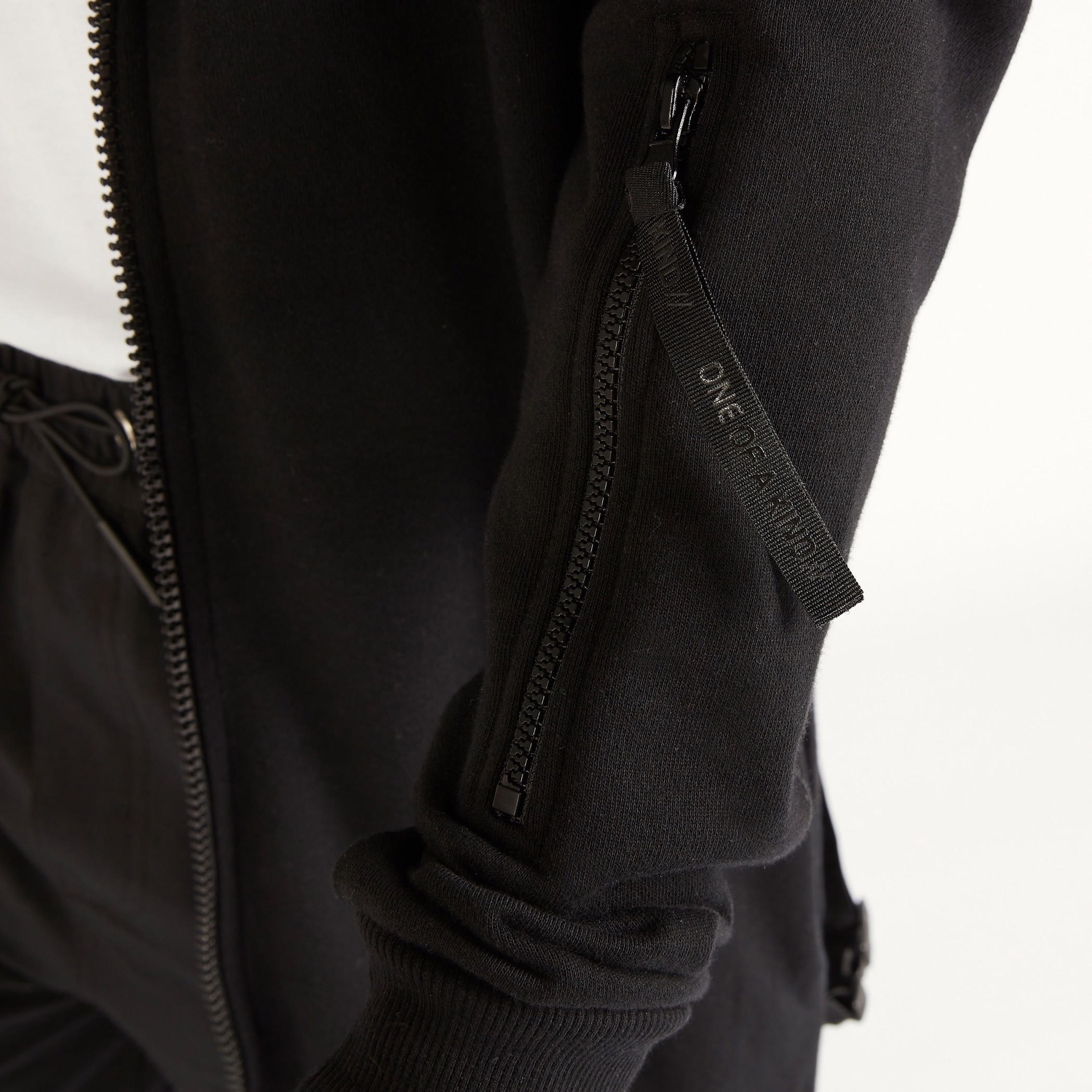 جاكيت طويل سادة بسحّاب وأكمام طويلة وقبّعة وجيوب-men-clothing-jacketsandblazers-jackets-image-2