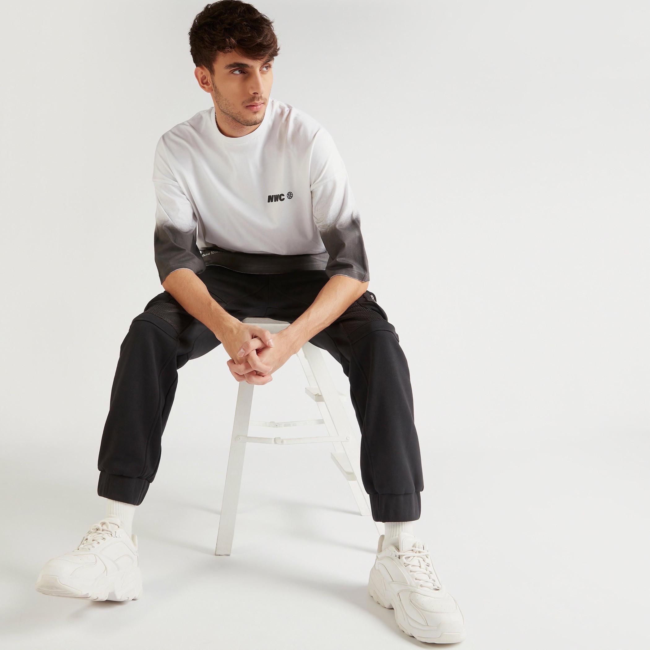تيشيرت واسع بياقة ضيقة وأكمام قصيرة وطبعات-men-clothing-tshirtsandpolos-tshirts-image-1
