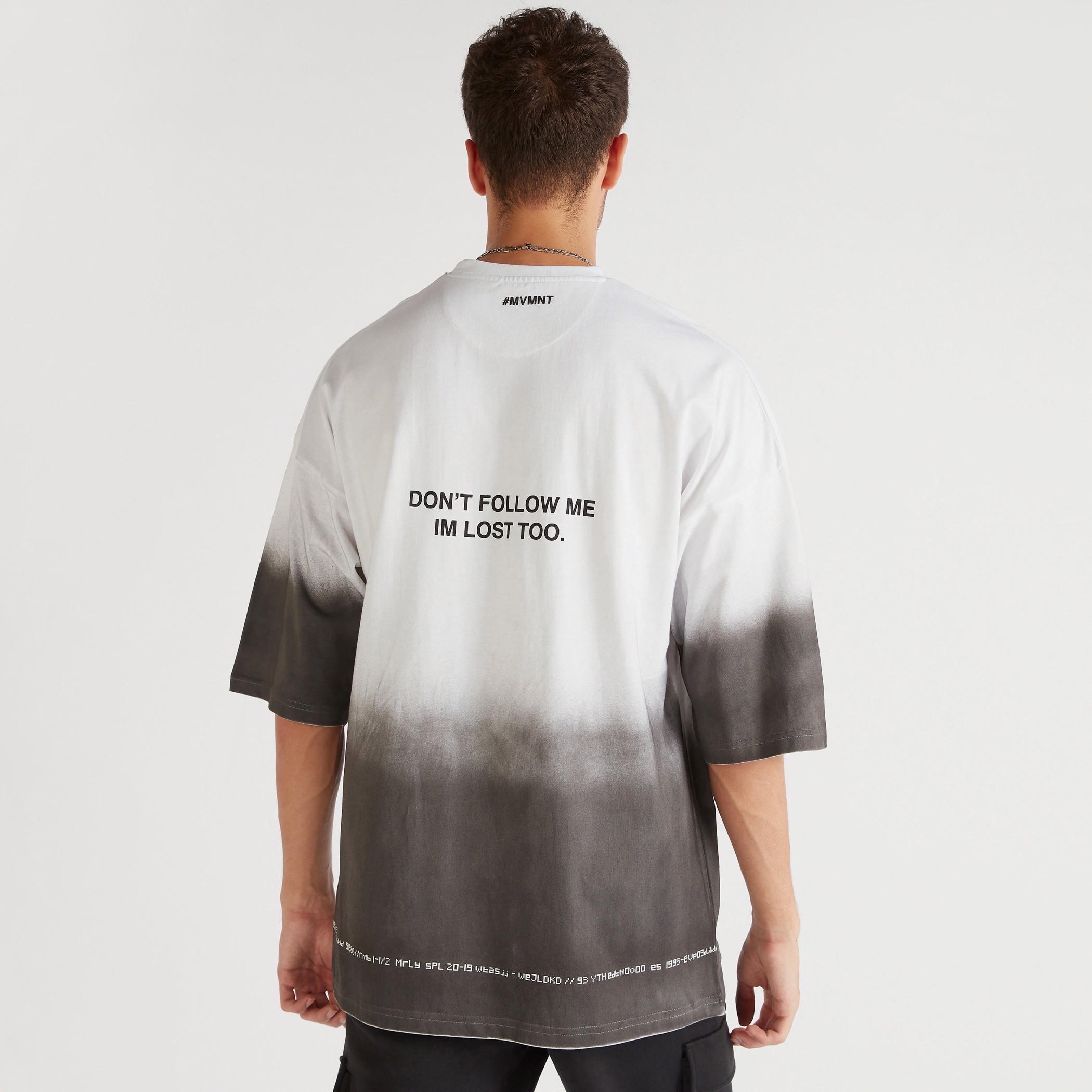 تيشيرت واسع بياقة ضيقة وأكمام قصيرة وطبعات-men-clothing-tshirtsandpolos-tshirts-image-2