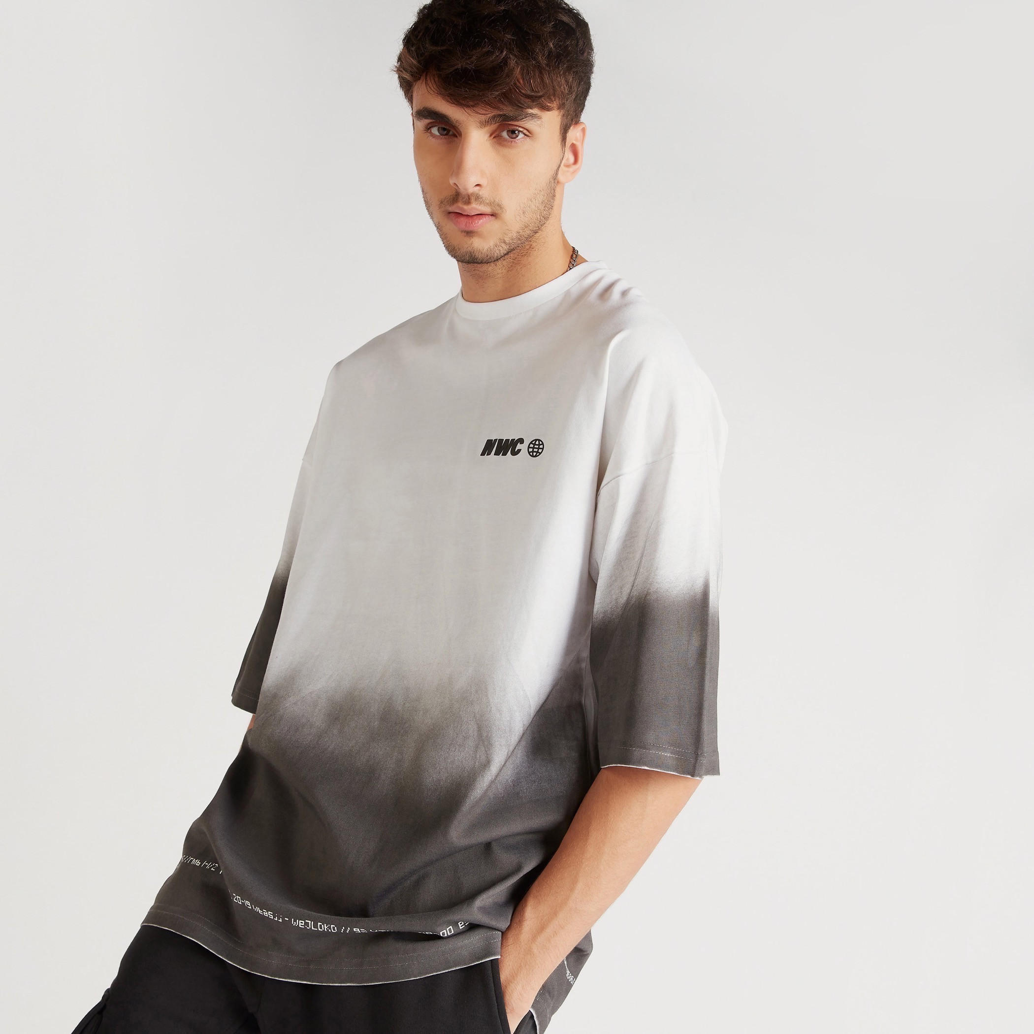 تيشيرت واسع بياقة ضيقة وأكمام قصيرة وطبعات-men-clothing-tshirtsandpolos-tshirts-image-3