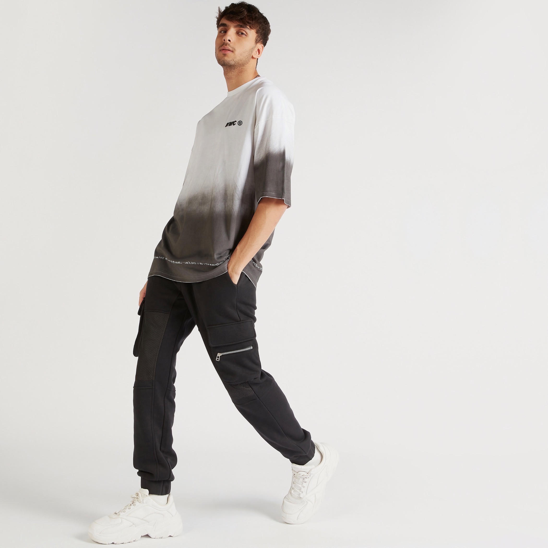 تيشيرت واسع بياقة ضيقة وأكمام قصيرة وطبعات-men-clothing-tshirtsandpolos-tshirts-image-4