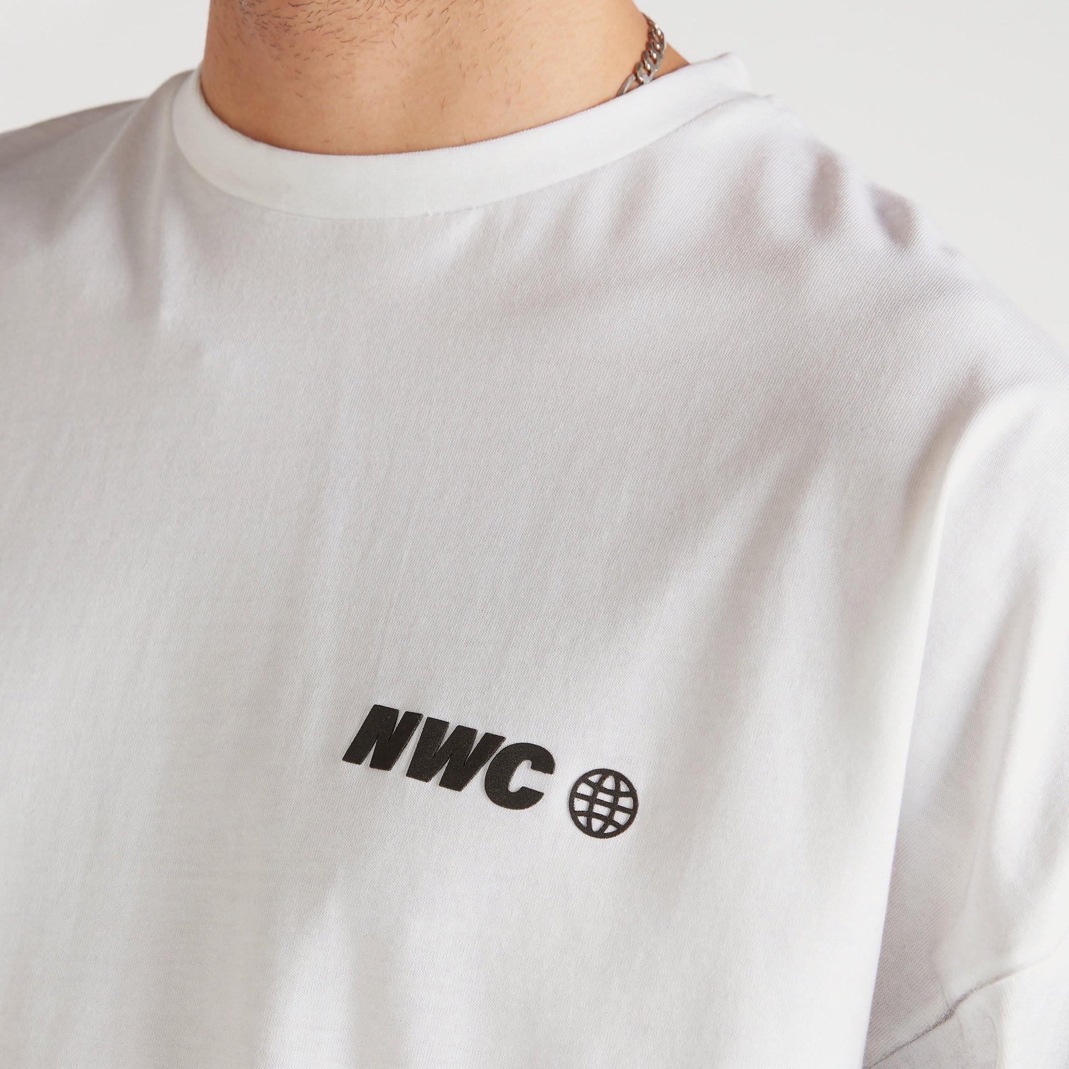 تيشيرت واسع بياقة ضيقة وأكمام قصيرة وطبعات-men-clothing-tshirtsandpolos-tshirts-image-6