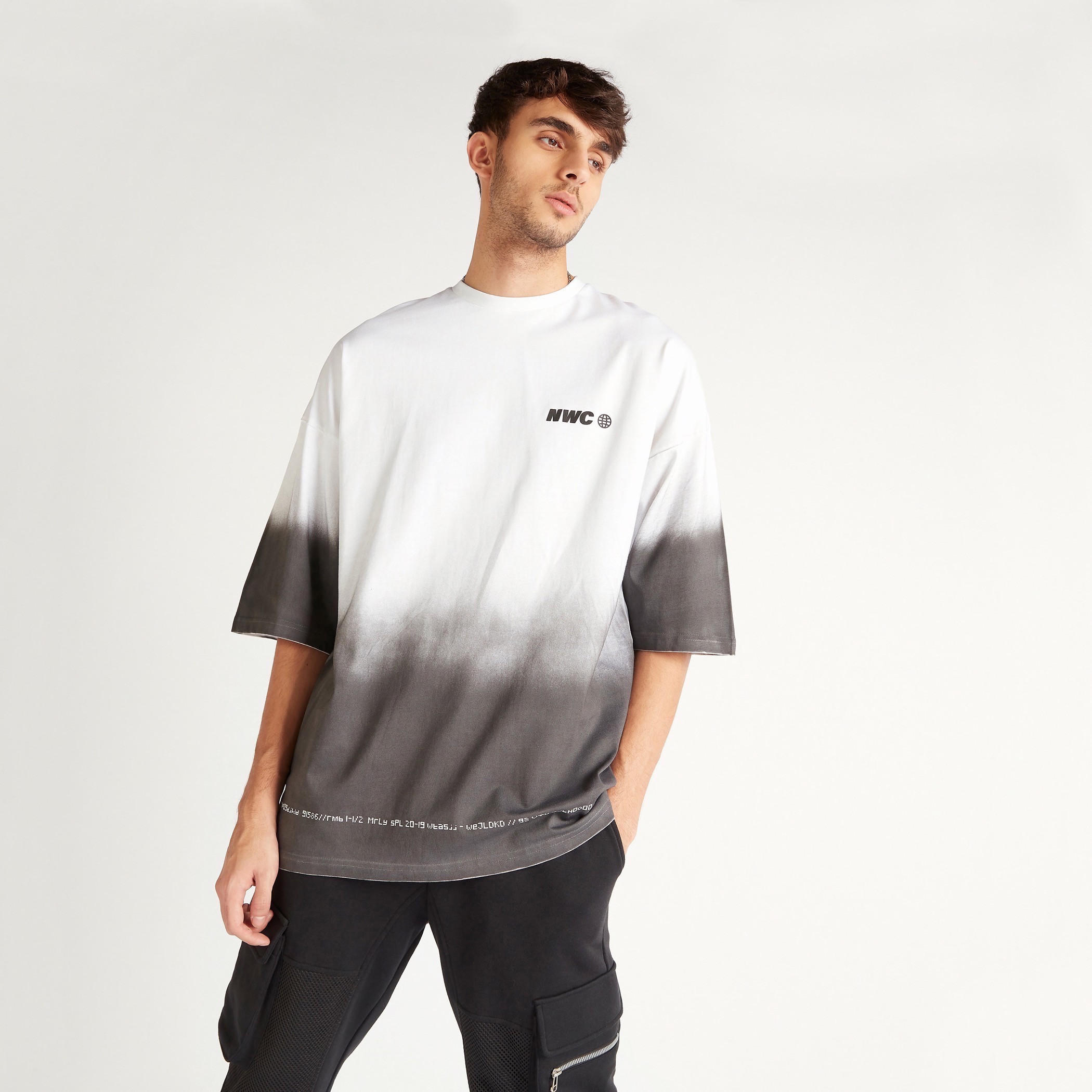 تيشيرت واسع بياقة ضيقة وأكمام قصيرة وطبعات-men-clothing-tshirtsandpolos-tshirts-image-7