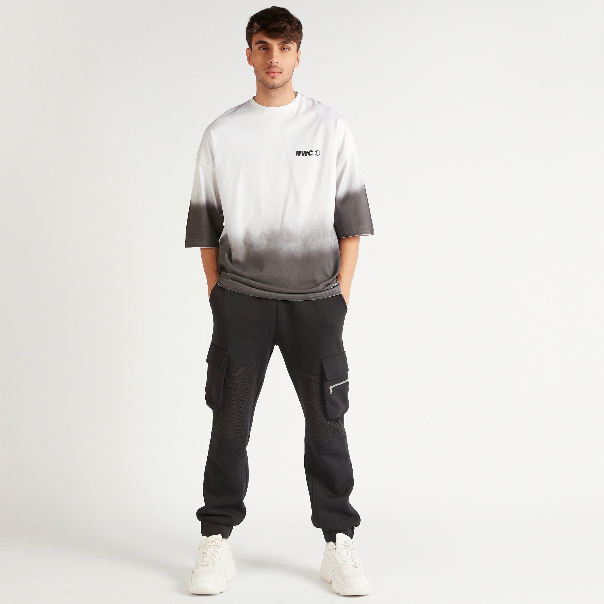 تيشيرت واسع بياقة ضيقة وأكمام قصيرة وطبعات-men-clothing-tshirtsandpolos-tshirts-image-8