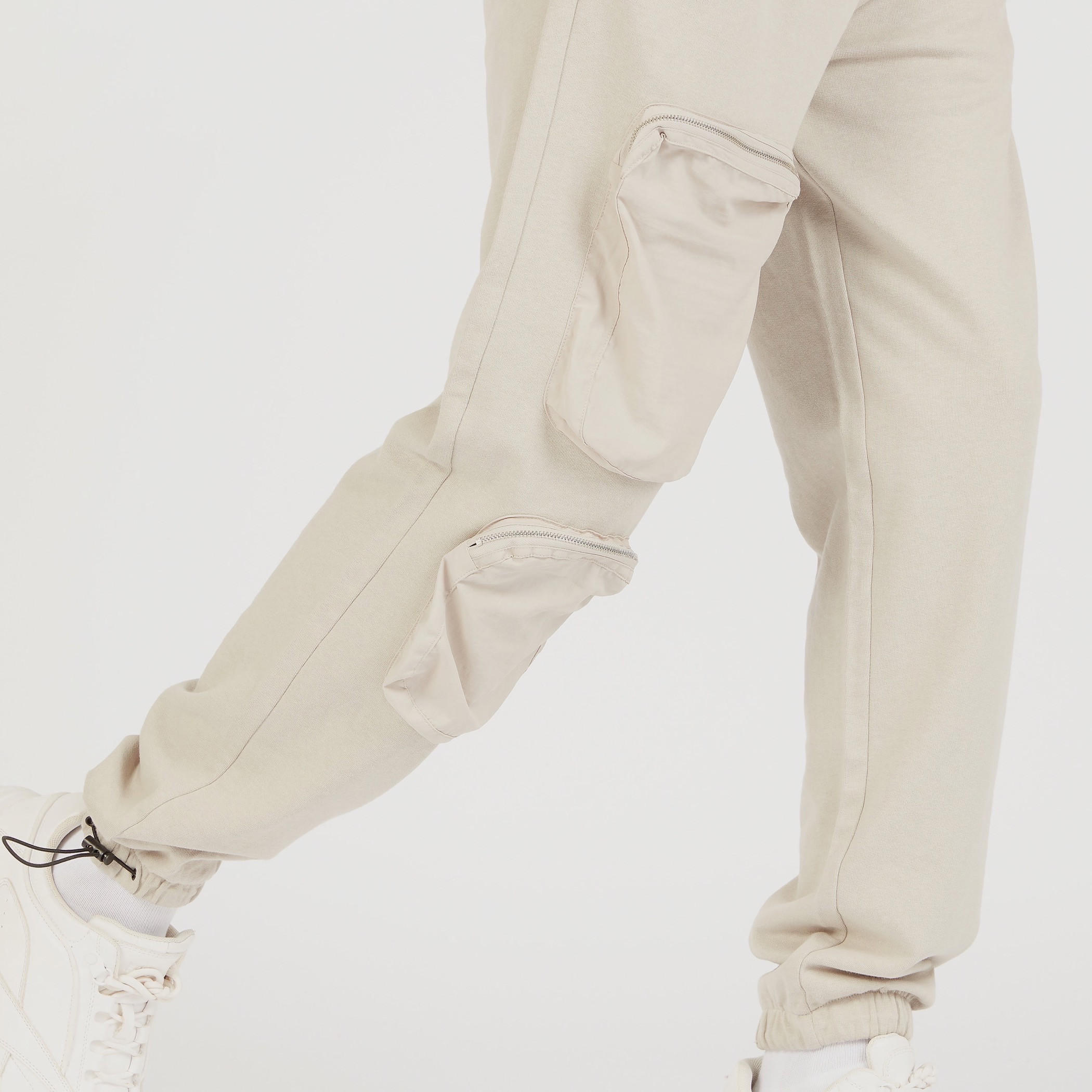 بنطلون رياضي سادة برباط إغلاق وجيوب-men-clothing-bottoms-joggers-image-2