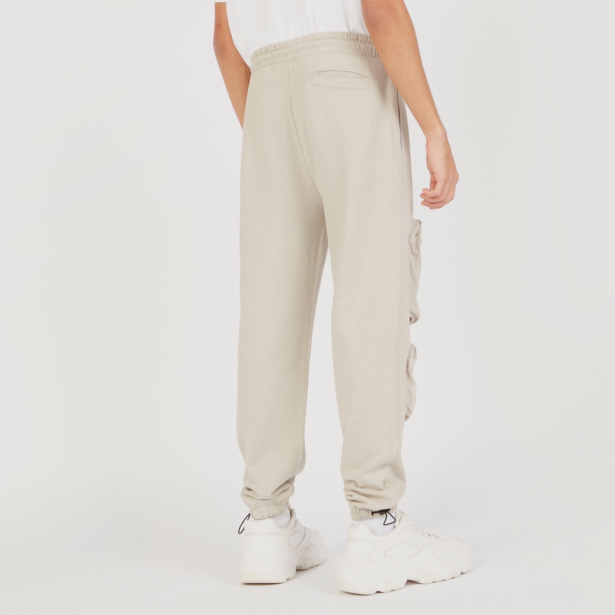 بنطلون رياضي سادة برباط إغلاق وجيوب-men-clothing-bottoms-joggers-image-1