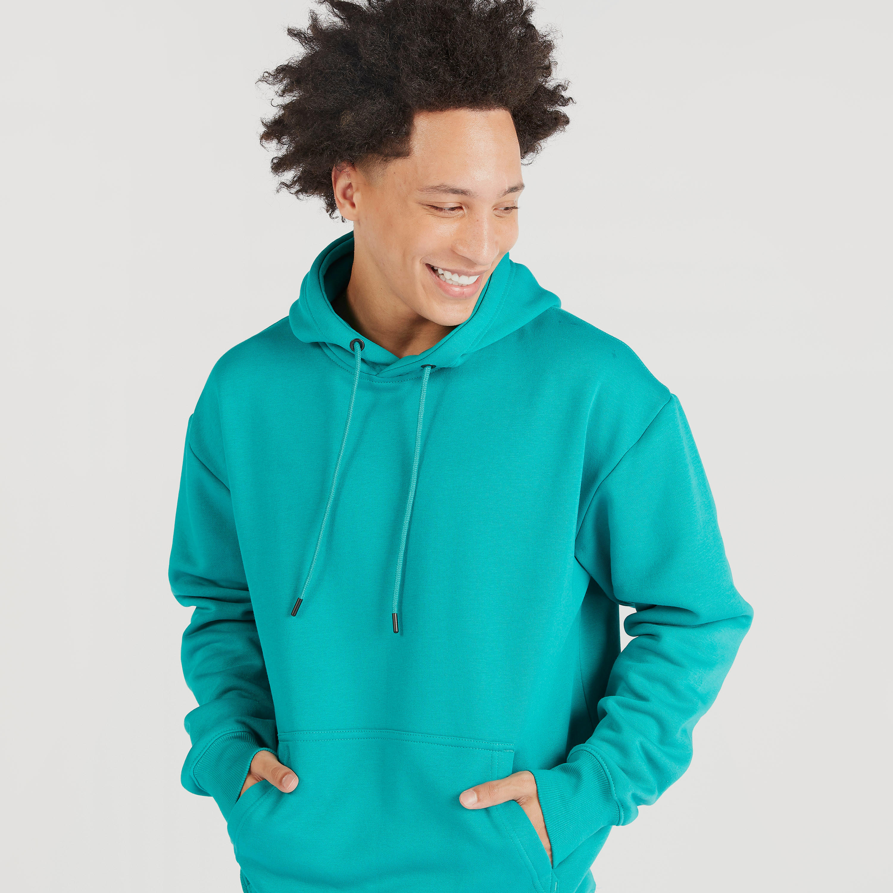 سويت شيرت سادة بقبّعة وأكمام طويلة وجيوب كنغر-men-winterwear-hoodiesandsweatshirts-image-1