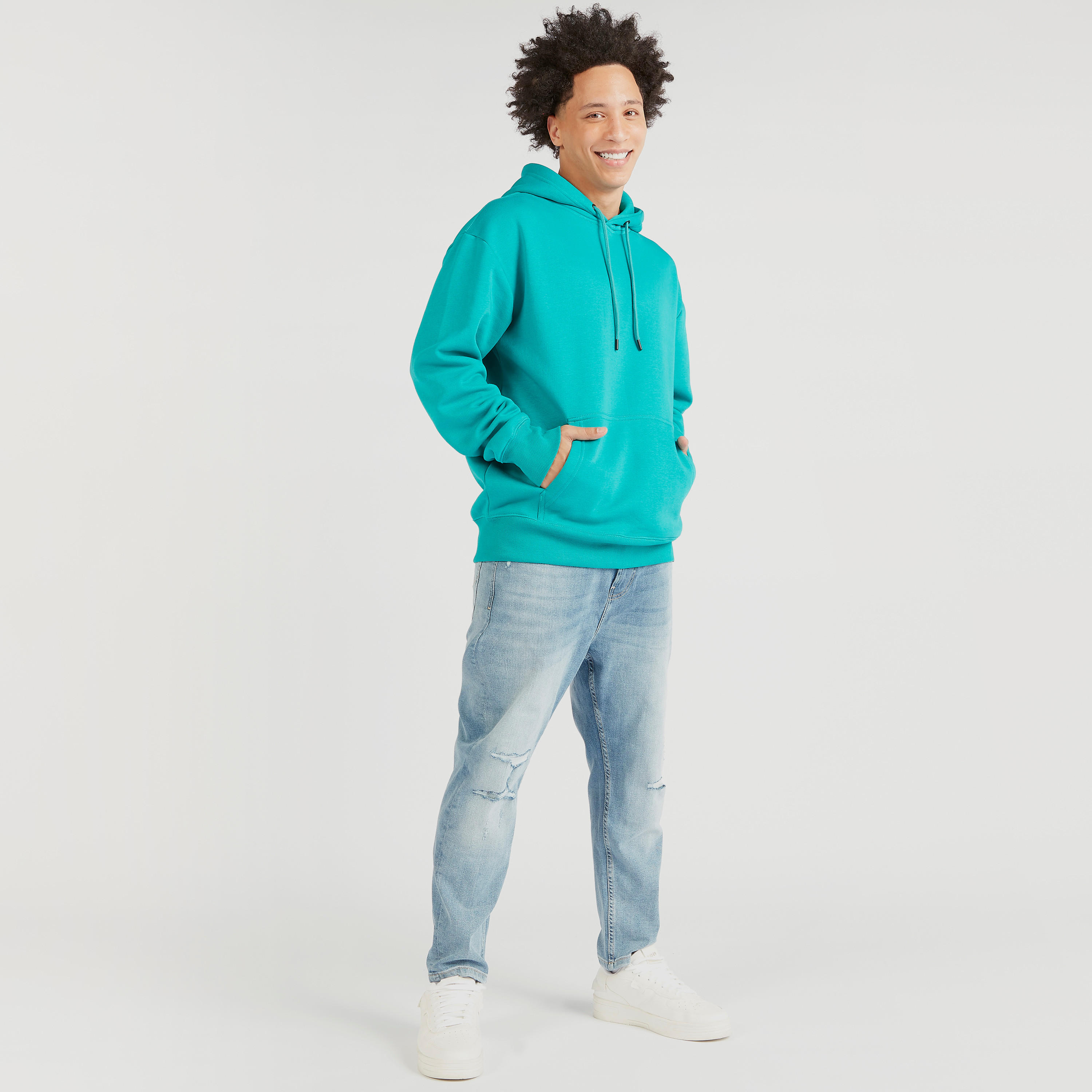 سويت شيرت سادة بقبّعة وأكمام طويلة وجيوب كنغر-men-winterwear-hoodiesandsweatshirts-image-2