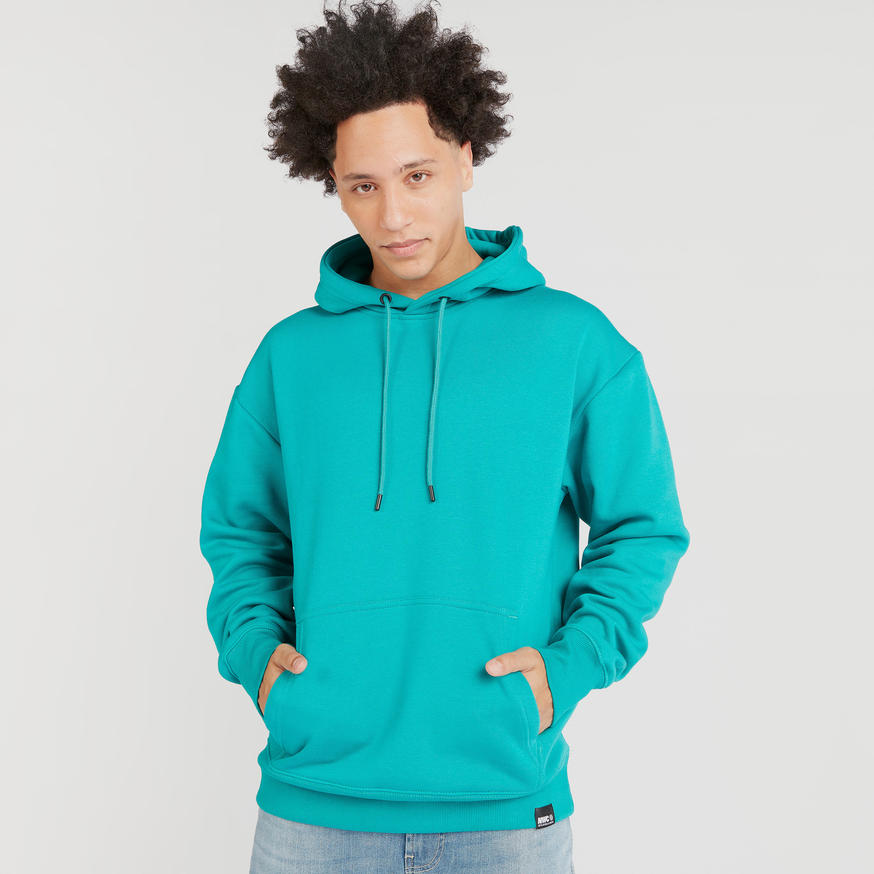 سويت شيرت سادة بقبّعة وأكمام طويلة وجيوب كنغر-men-winterwear-hoodiesandsweatshirts-image-5