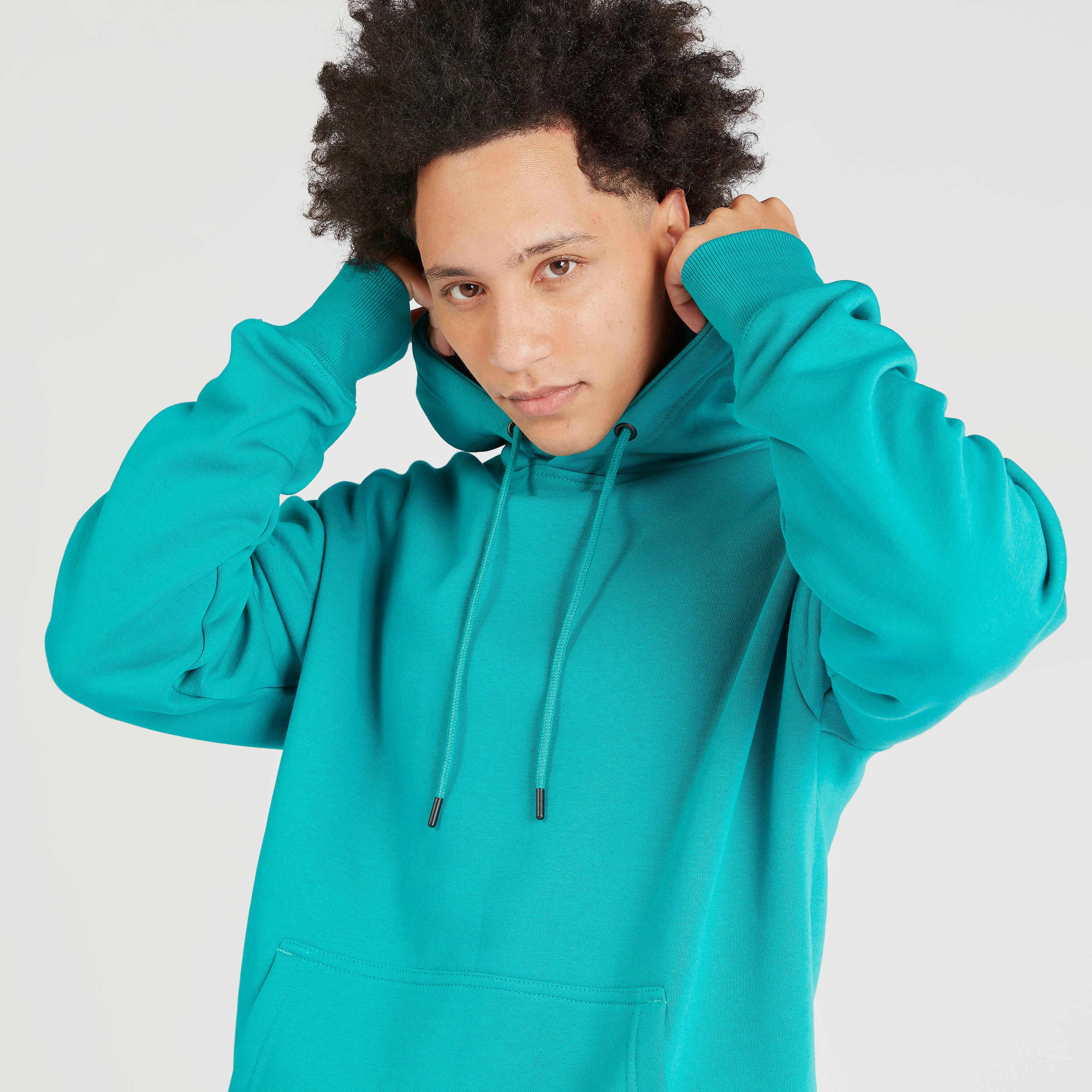 سويت شيرت سادة بقبّعة وأكمام طويلة وجيوب كنغر-men-winterwear-hoodiesandsweatshirts-image-6