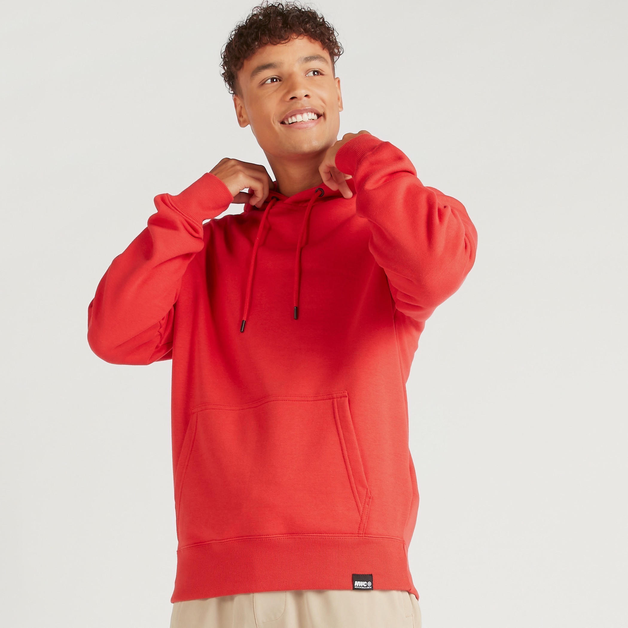 سويت شيرت سادة بقبّعة وأكمام طويلة وجيوب كنغر-men-winterwear-hoodiesandsweatshirts-image-5