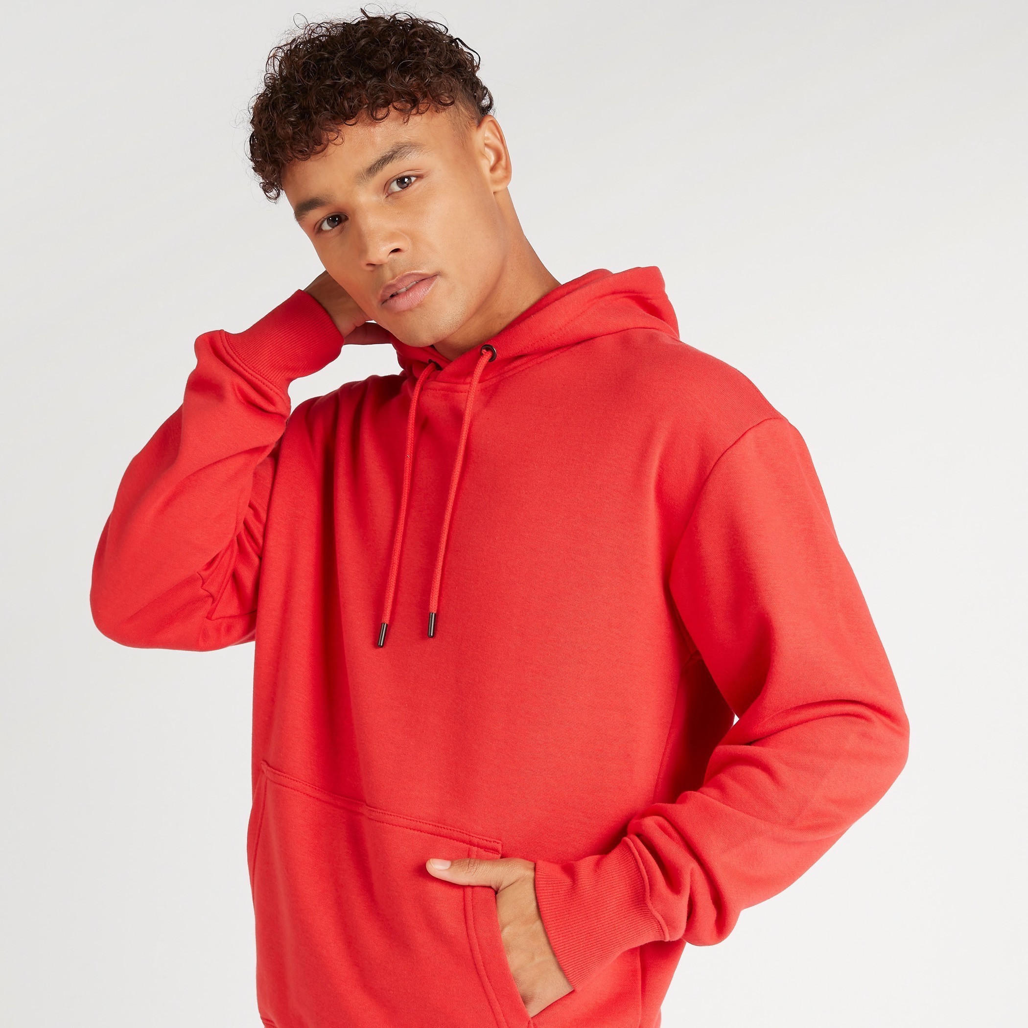 سويت شيرت سادة بقبّعة وأكمام طويلة وجيوب كنغر-men-winterwear-hoodiesandsweatshirts-image-3