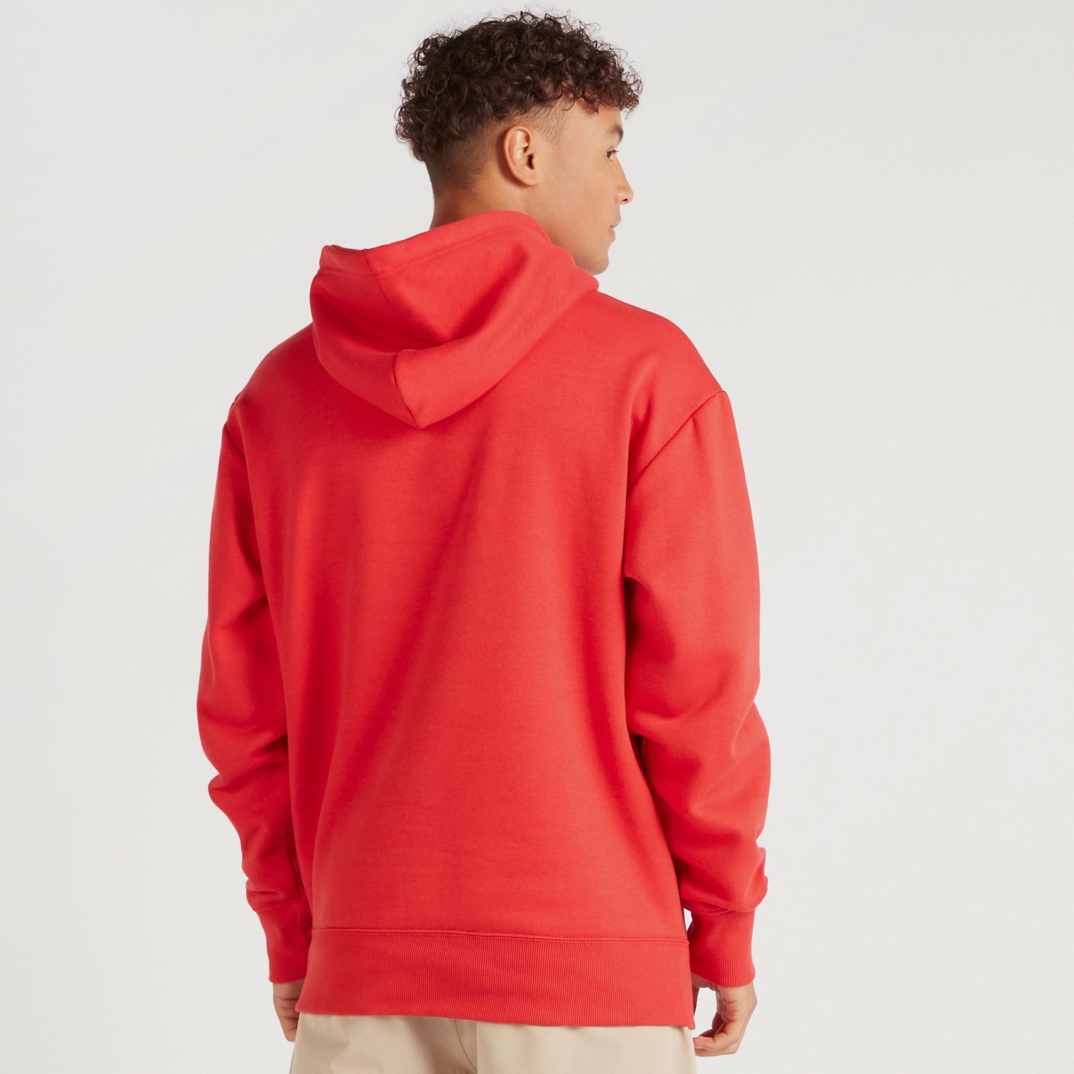 سويت شيرت سادة بقبّعة وأكمام طويلة وجيوب كنغر-men-winterwear-hoodiesandsweatshirts-image-2