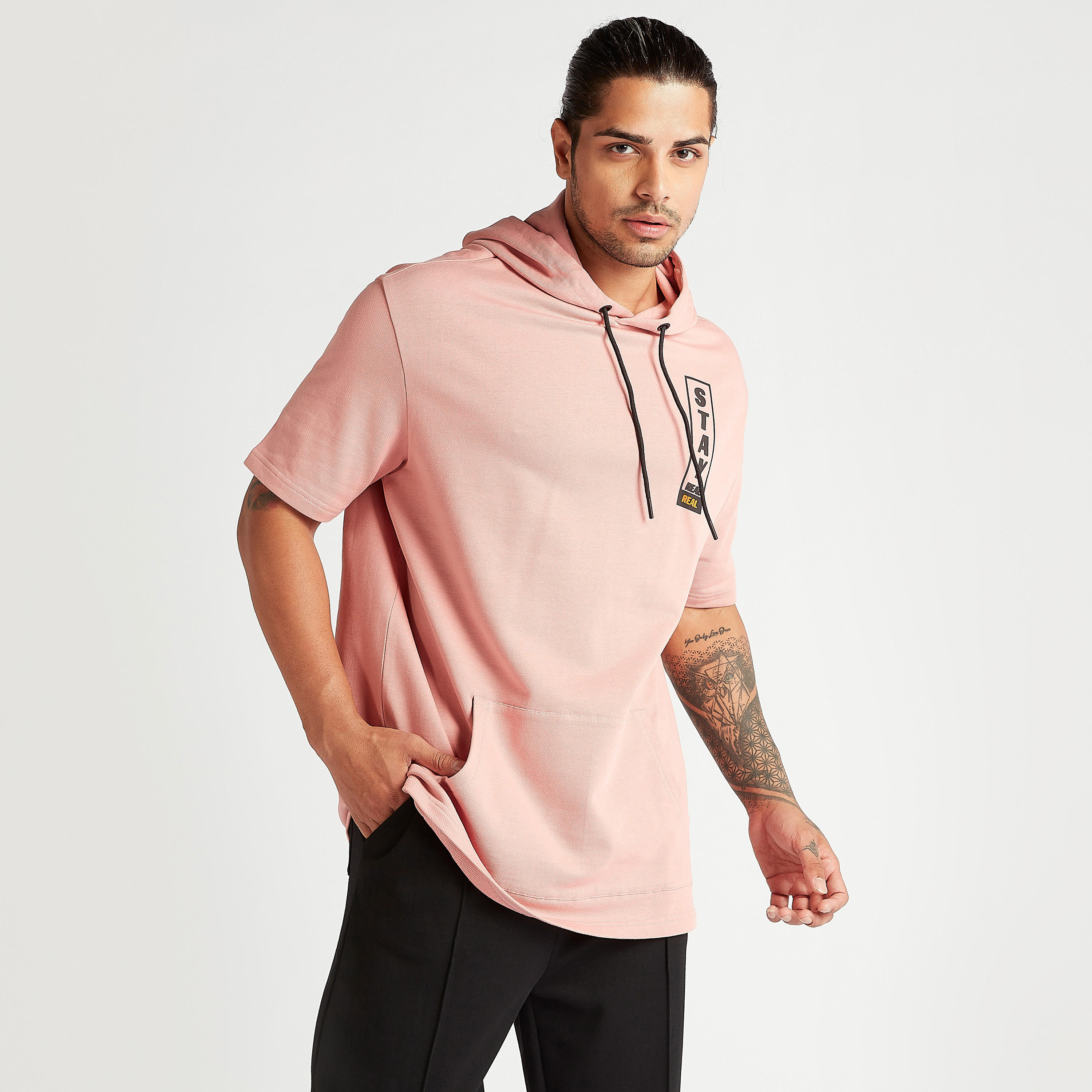 تيشيرت فضفاض بقبّعة وأكمام قصيرة وجيوب كنغر وطبعات-men-clothing-tshirtsandpolos-tshirts-image-1