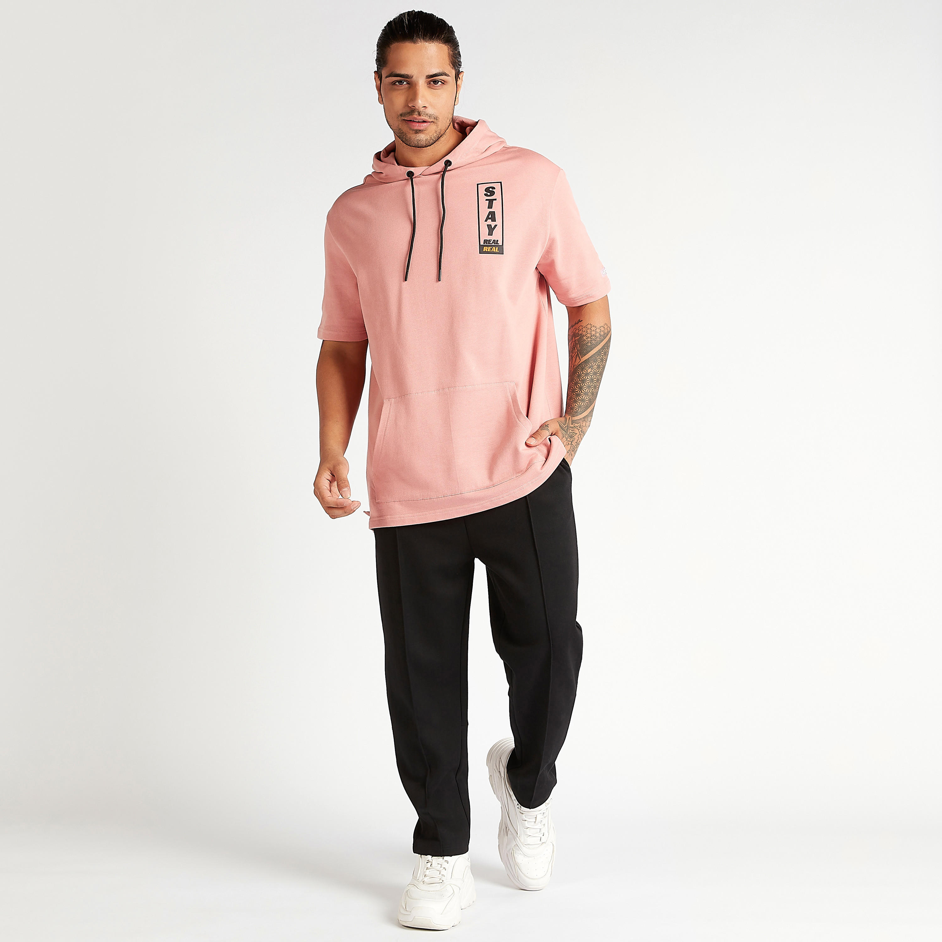 تيشيرت فضفاض بقبّعة وأكمام قصيرة وجيوب كنغر وطبعات-men-clothing-tshirtsandpolos-tshirts-image-2