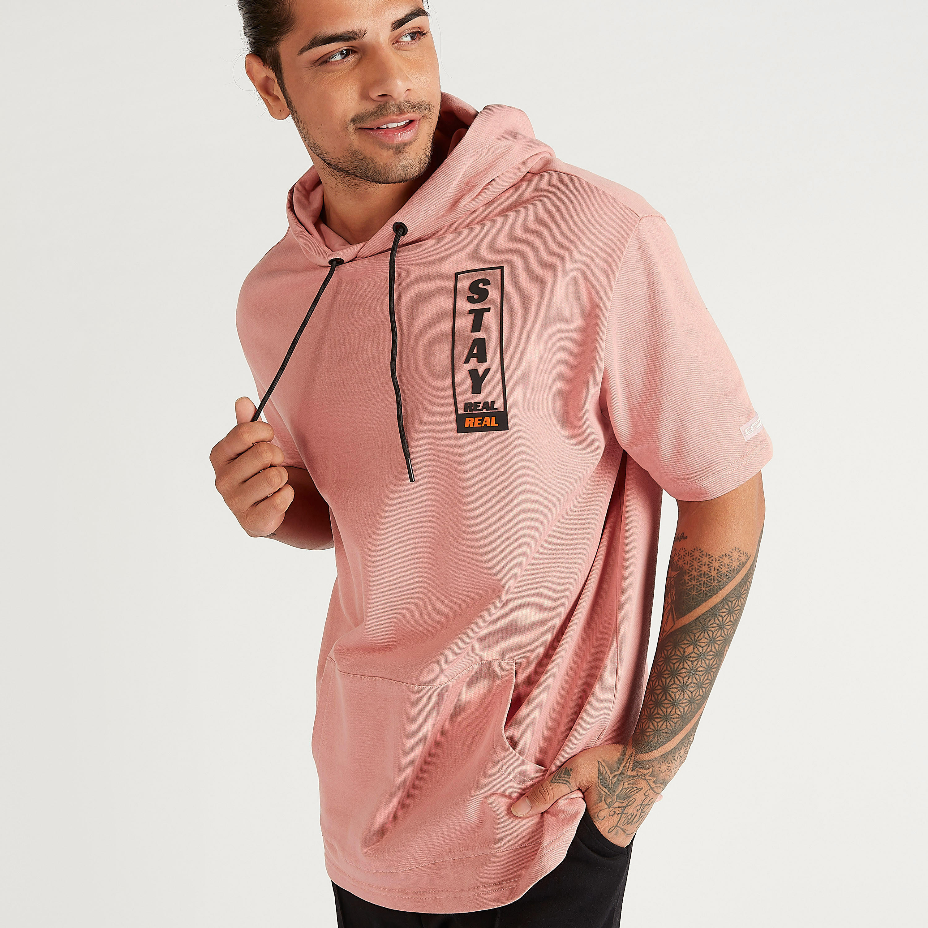 تيشيرت فضفاض بقبّعة وأكمام قصيرة وجيوب كنغر وطبعات-men-clothing-tshirtsandpolos-tshirts-image-3