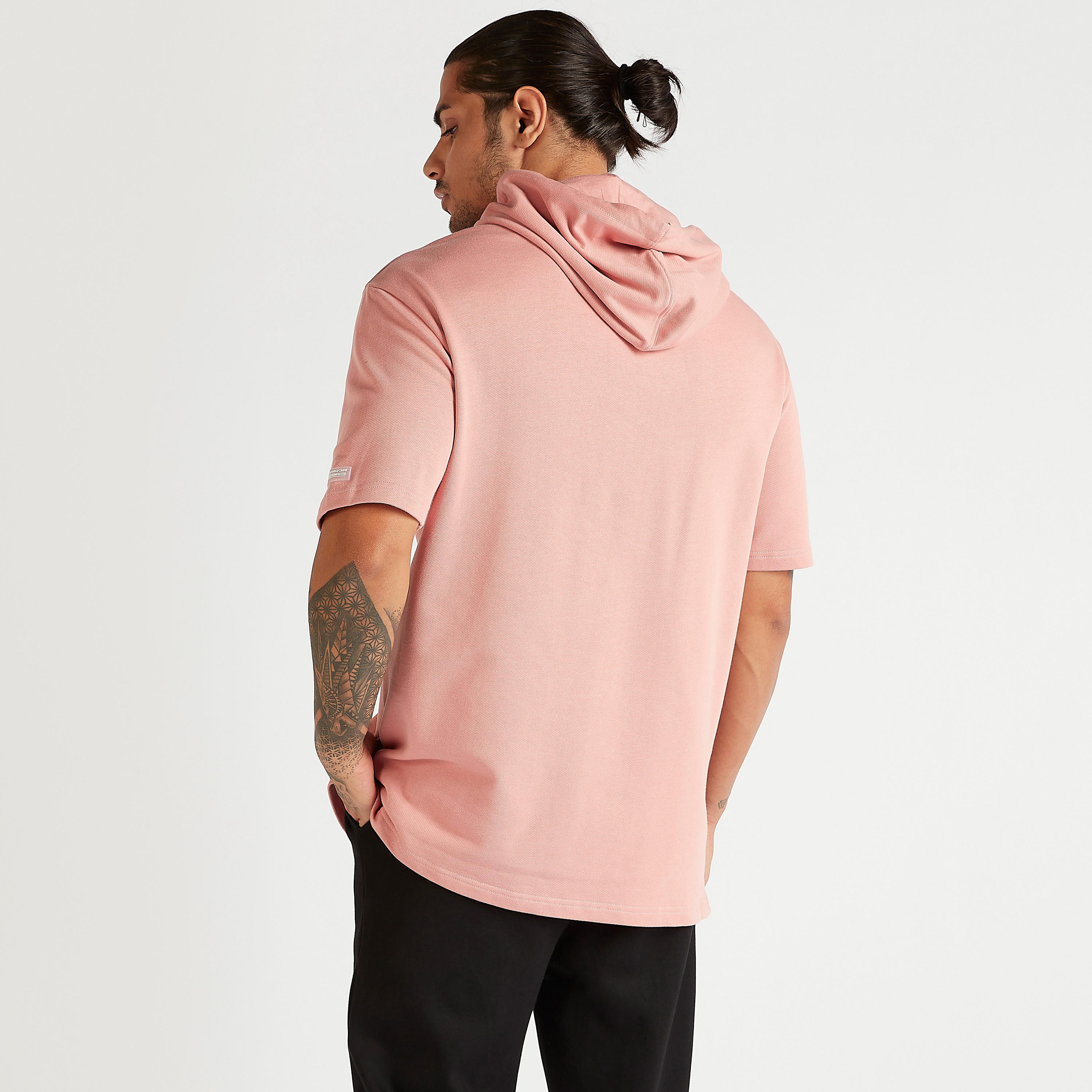 تيشيرت فضفاض بقبّعة وأكمام قصيرة وجيوب كنغر وطبعات-men-clothing-tshirtsandpolos-tshirts-image-4