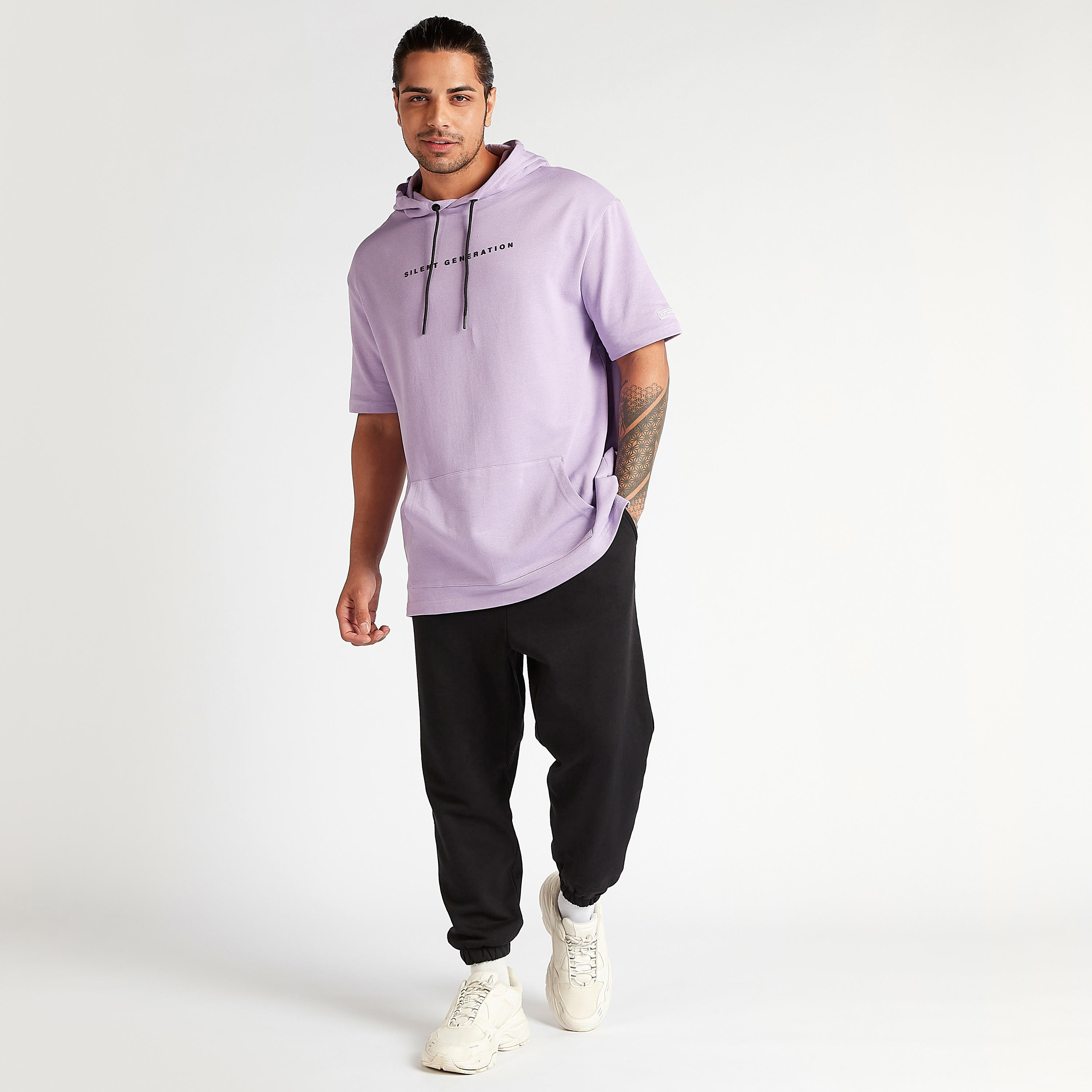 تيشيرت واسع بقبّعة وأكمام قصيرة وجيوب كنغر-men-clothing-tshirtsandpolos-tshirts-image-2