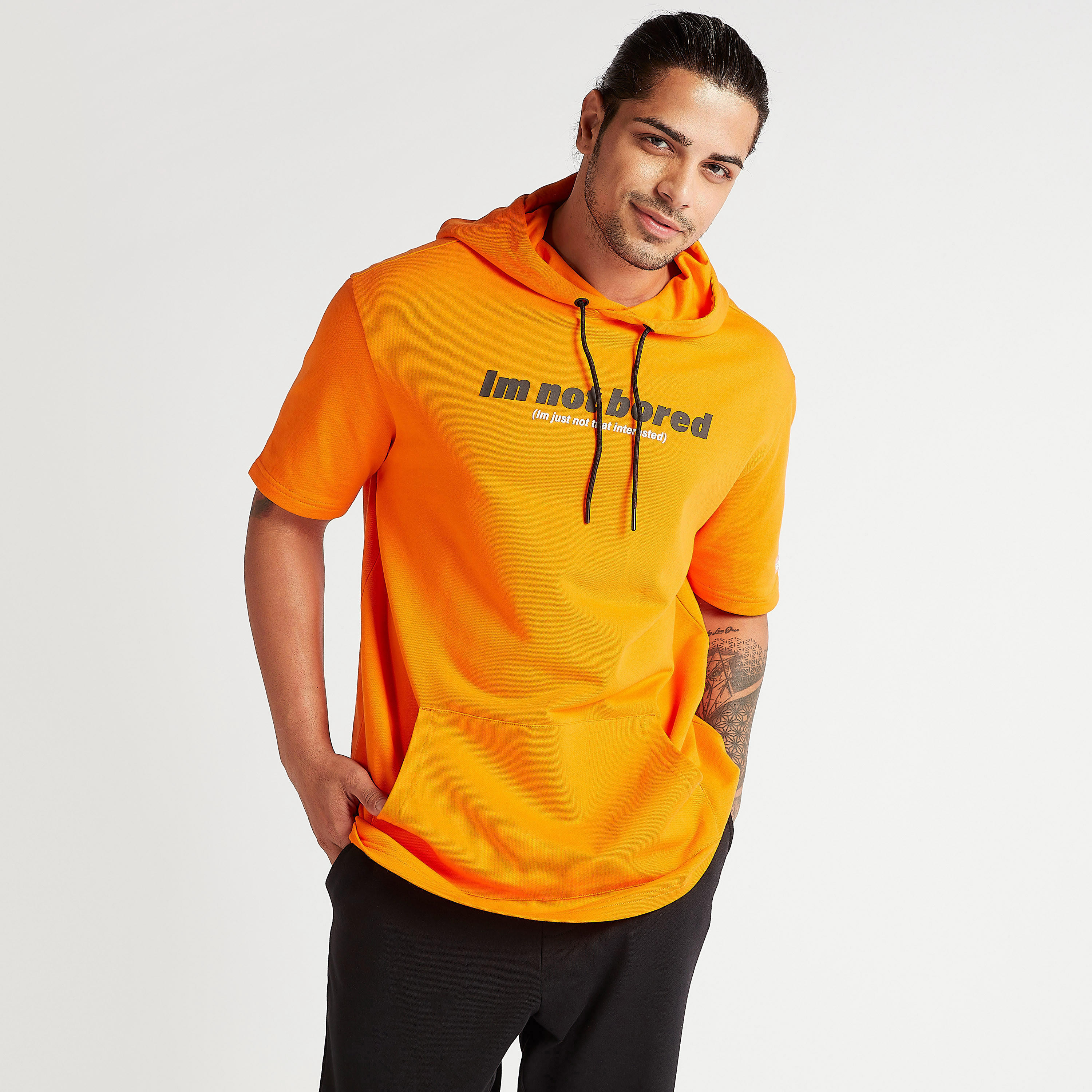 تيشيرت واسع بقبّعة وأكمام قصيرة وجيوب كنغر وطبعات شعار-men-clothing-tshirtsandpolos-tshirts-image-1