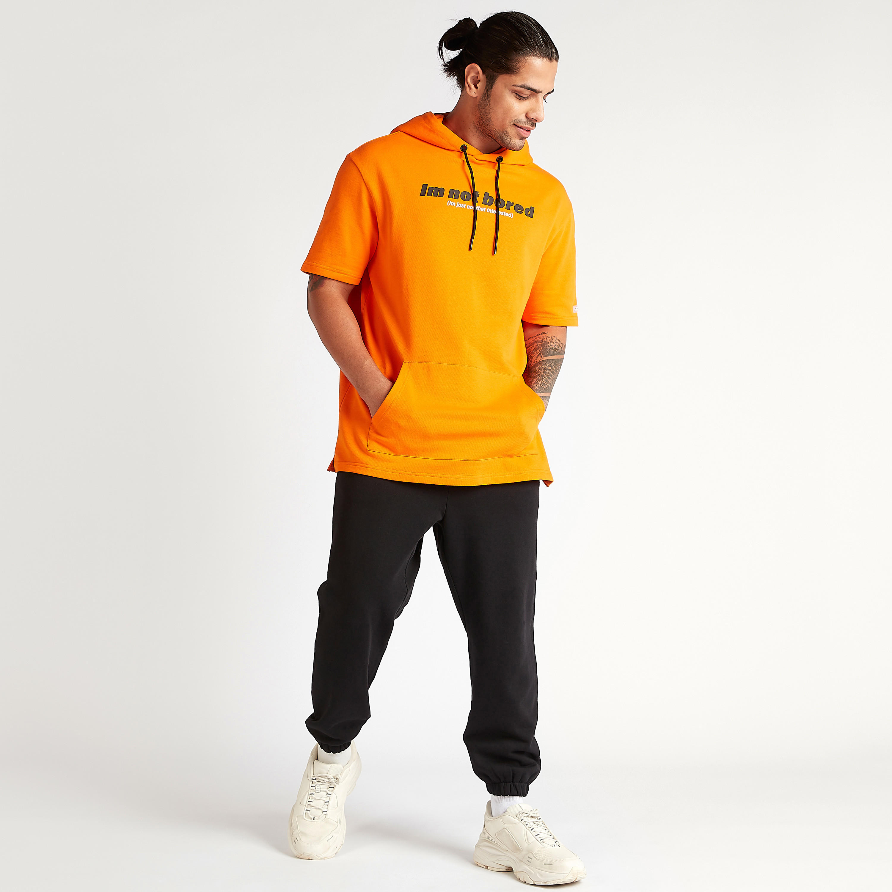تيشيرت واسع بقبّعة وأكمام قصيرة وجيوب كنغر وطبعات شعار-men-clothing-tshirtsandpolos-tshirts-image-2