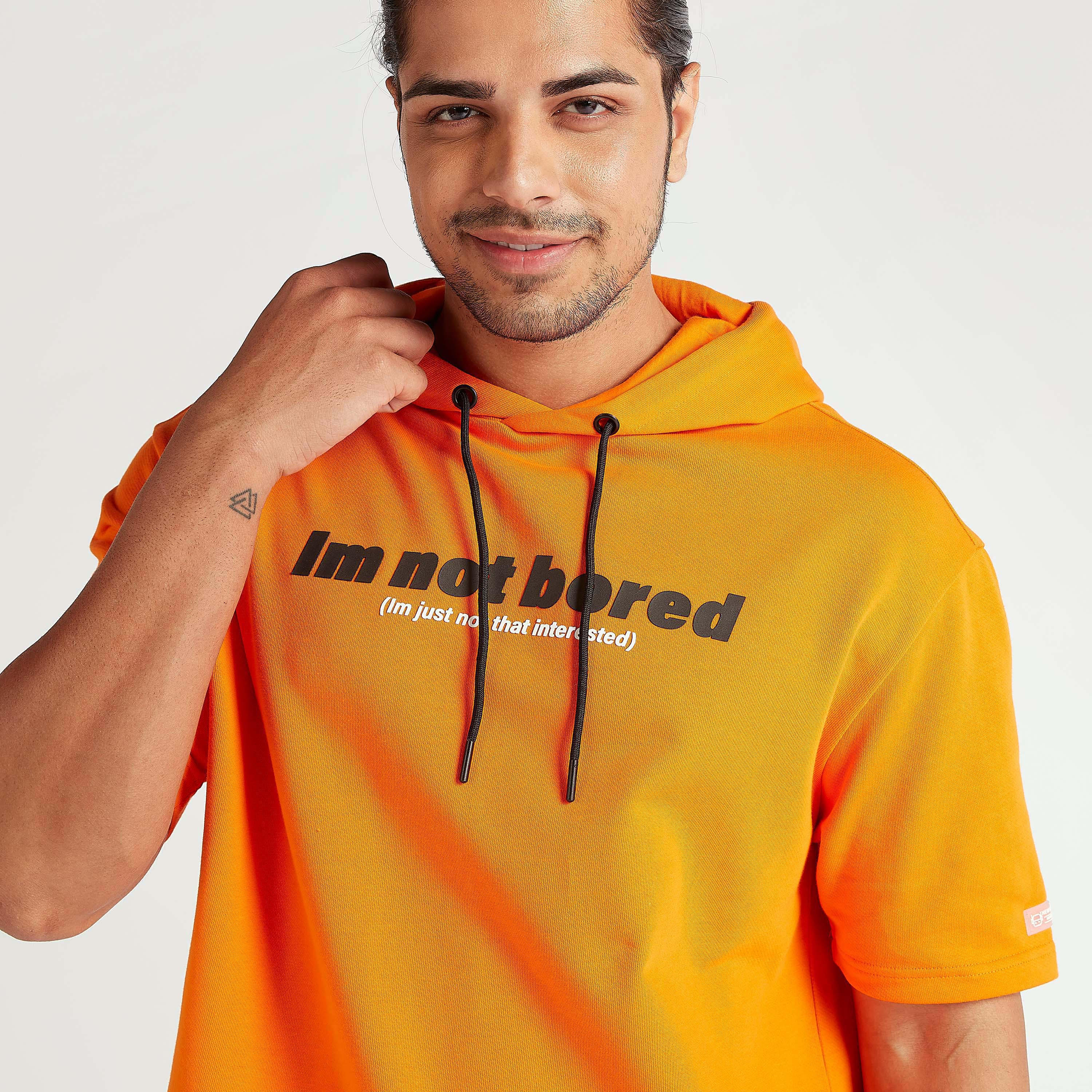 تيشيرت واسع بقبّعة وأكمام قصيرة وجيوب كنغر وطبعات شعار-men-clothing-tshirtsandpolos-tshirts-image-3