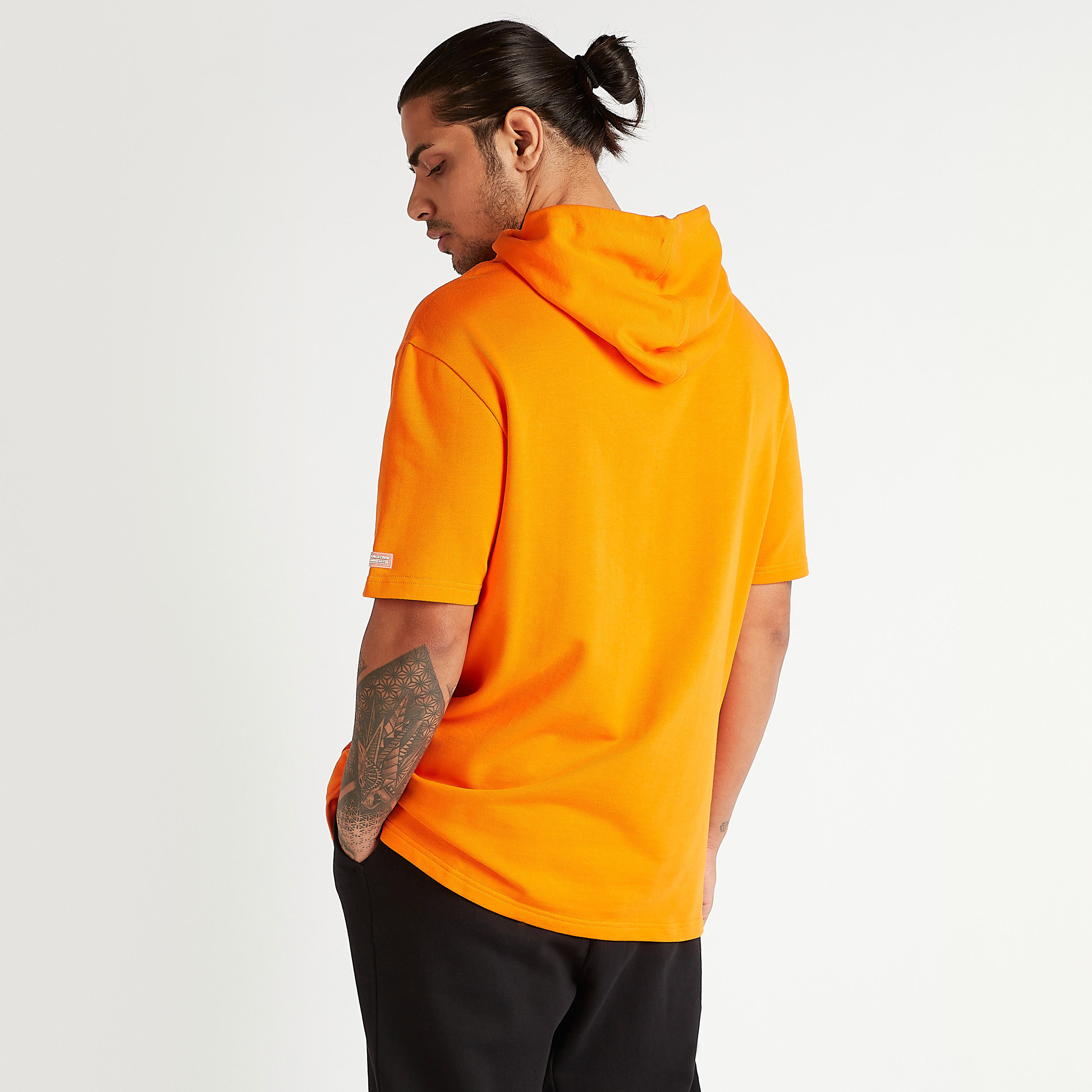 تيشيرت واسع بقبّعة وأكمام قصيرة وجيوب كنغر وطبعات شعار-men-clothing-tshirtsandpolos-tshirts-image-4