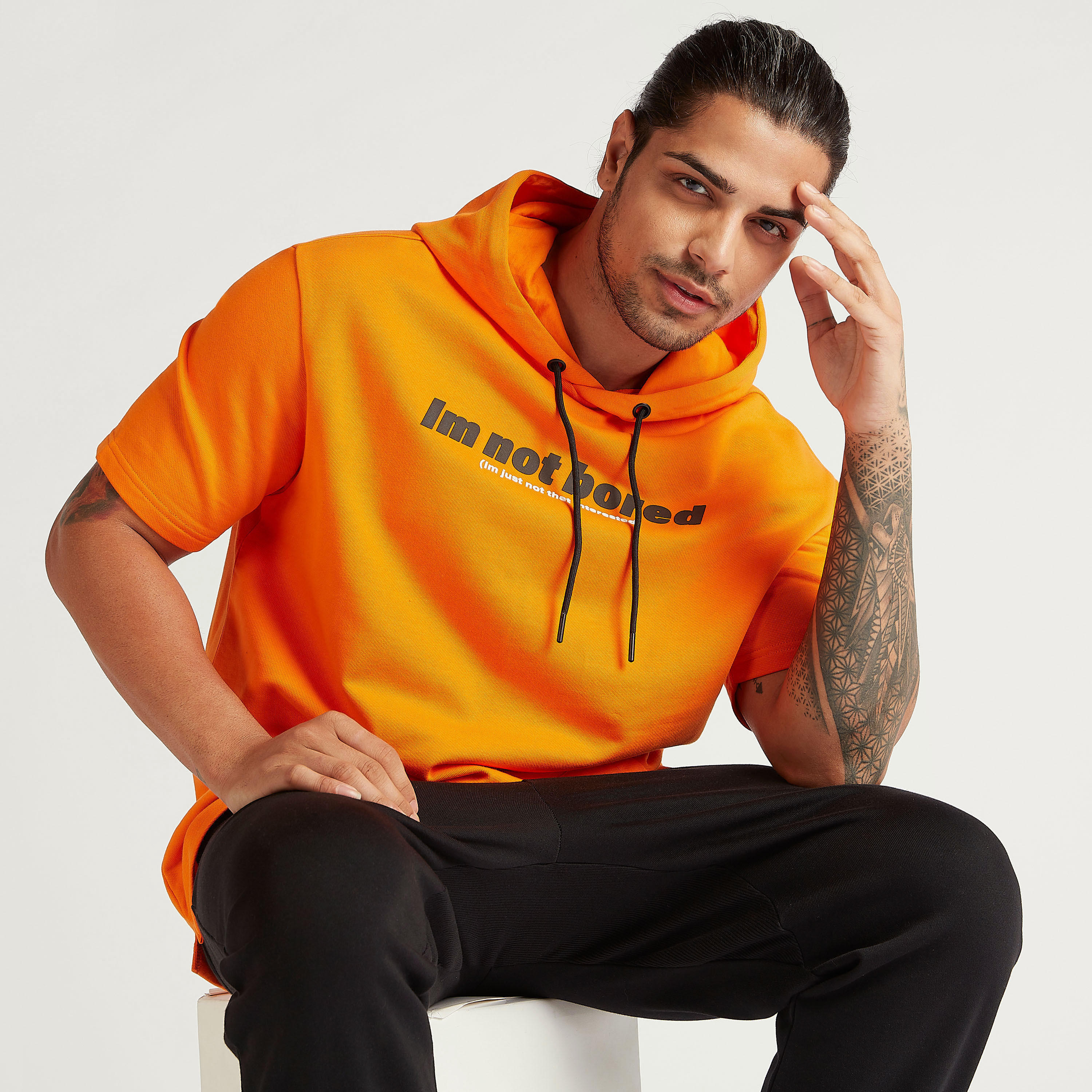 تيشيرت واسع بقبّعة وأكمام قصيرة وجيوب كنغر وطبعات شعار-men-clothing-tshirtsandpolos-tshirts-image-5