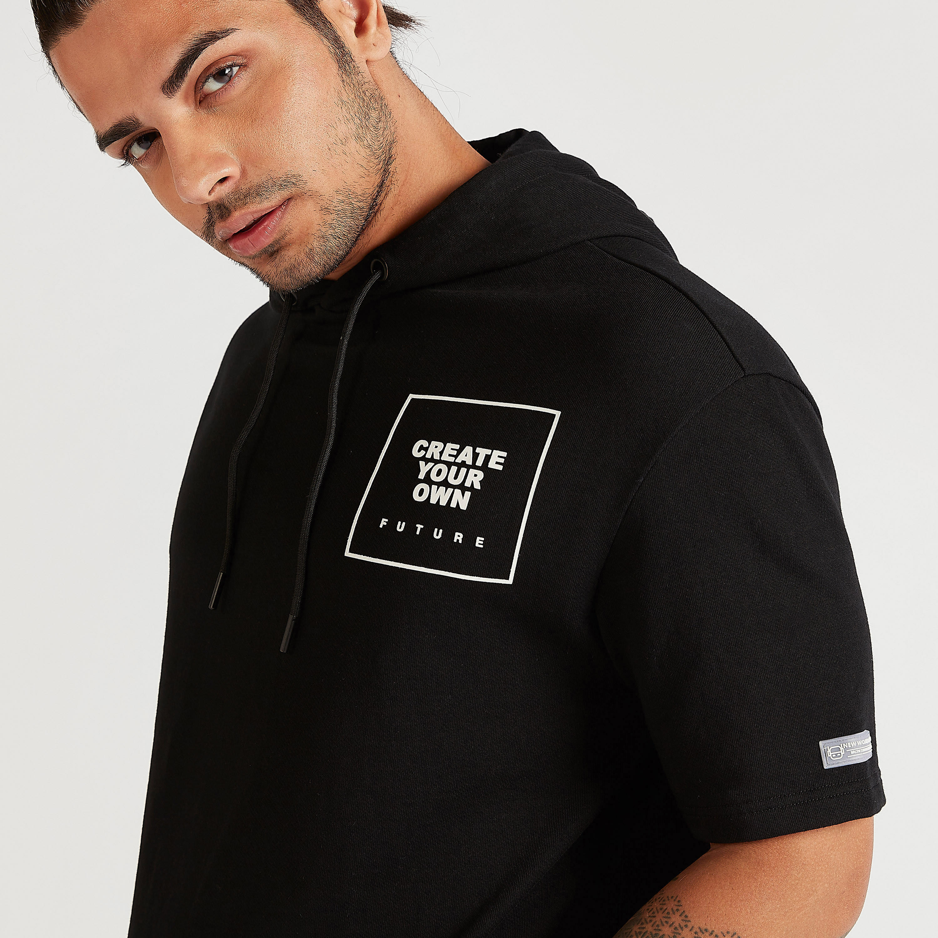 تيشيرت واسع بأكمام قصيرة وياقة ضيقة وطبعات من لي كوبر-men-clothing-tshirtsandpolos-tshirts-image-3