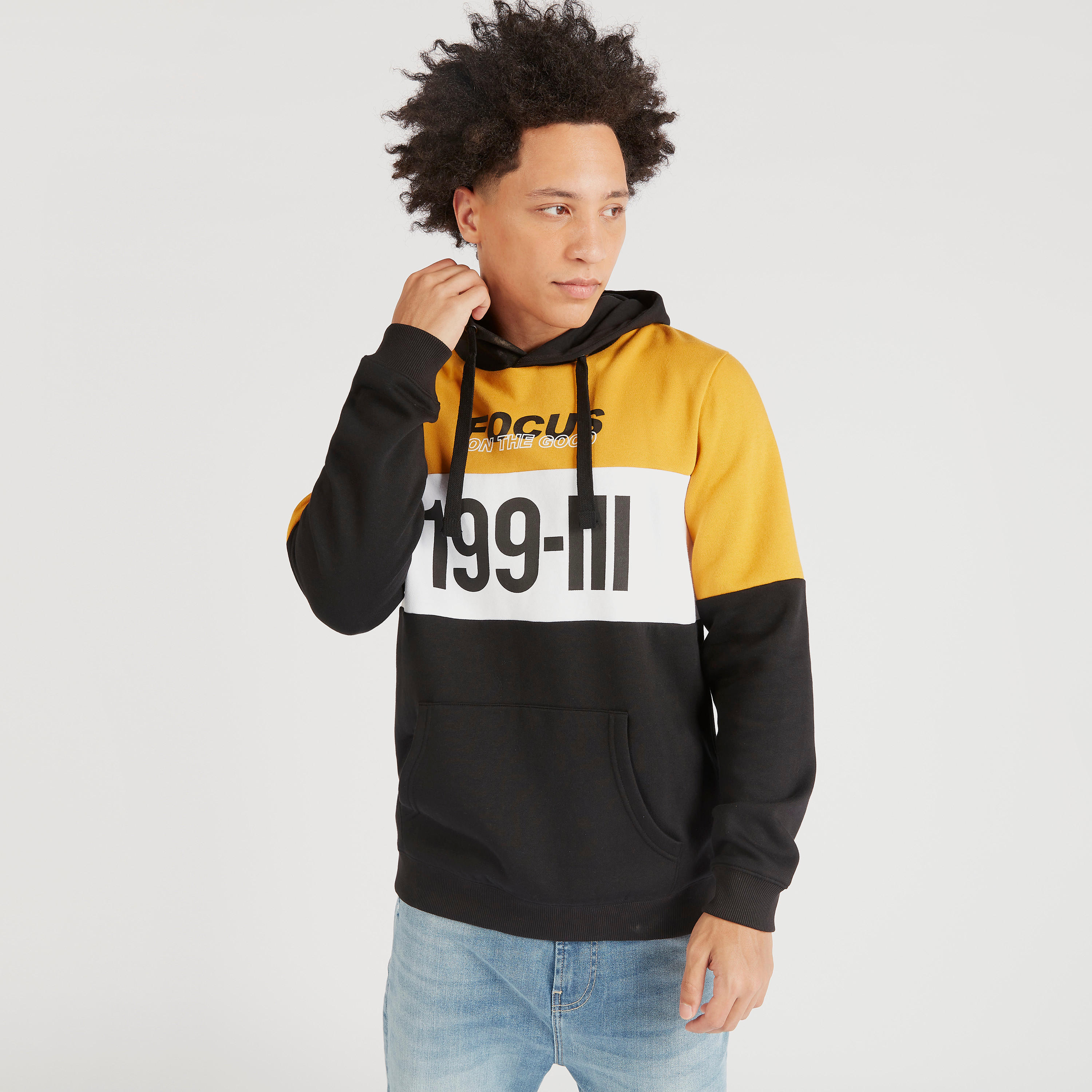 سويت شيرت بقبّعة وأكمام طويلة وطبعات-men-winterwear-hoodiesandsweatshirts-image-1