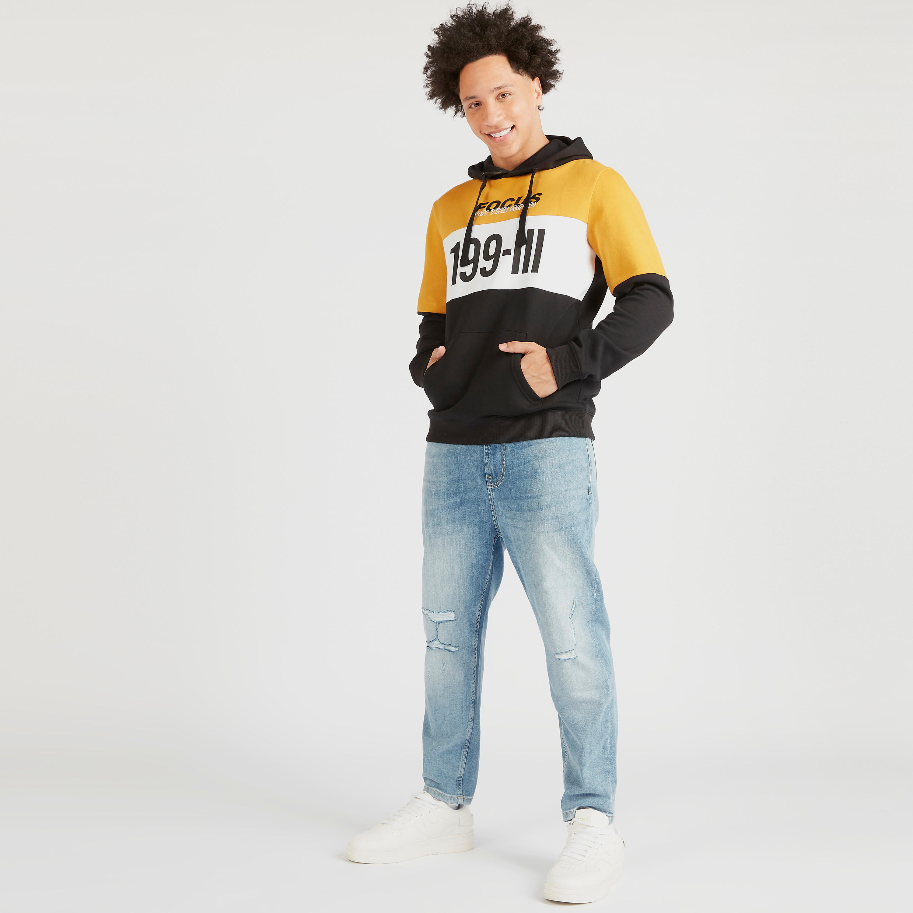 سويت شيرت بقبّعة وأكمام طويلة وطبعات-men-winterwear-hoodiesandsweatshirts-image-2