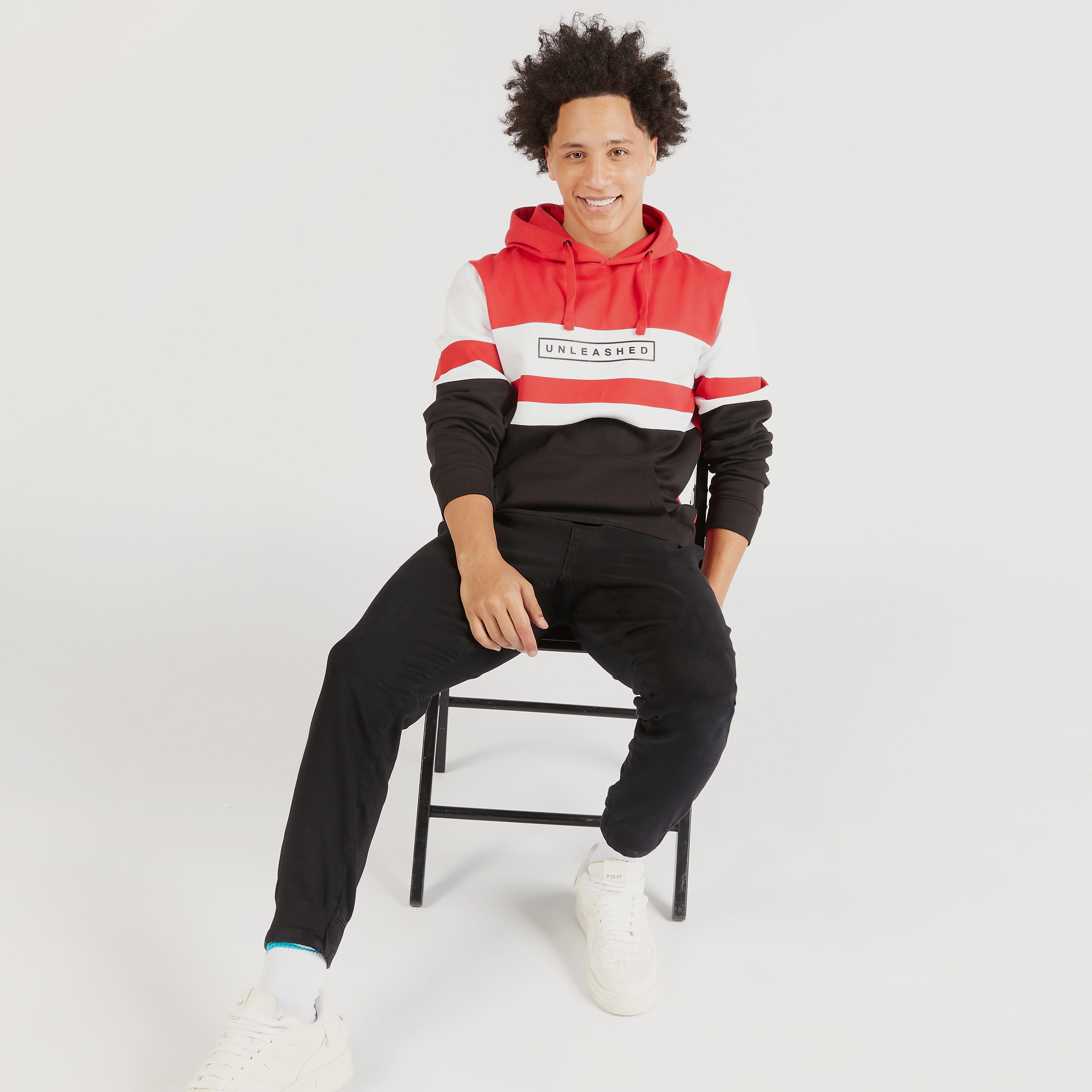 سويت شيرت بقبّعة وأكمام طويلة وطبعات-men-winterwear-hoodiesandsweatshirts-image-2