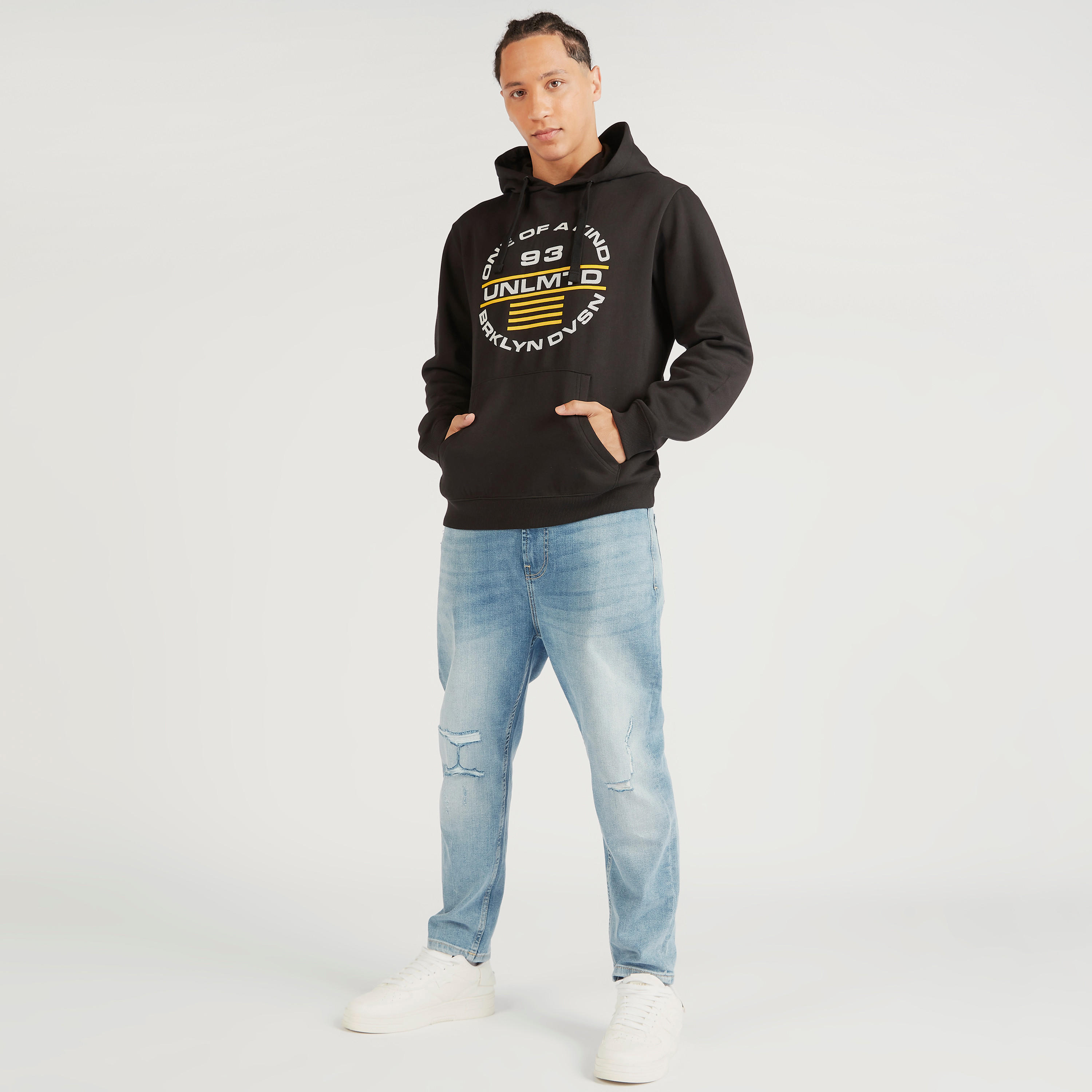 سويت شيرت بقبّعة وأكمام طويلة وطبعات-men-winterwear-hoodiesandsweatshirts-image-2