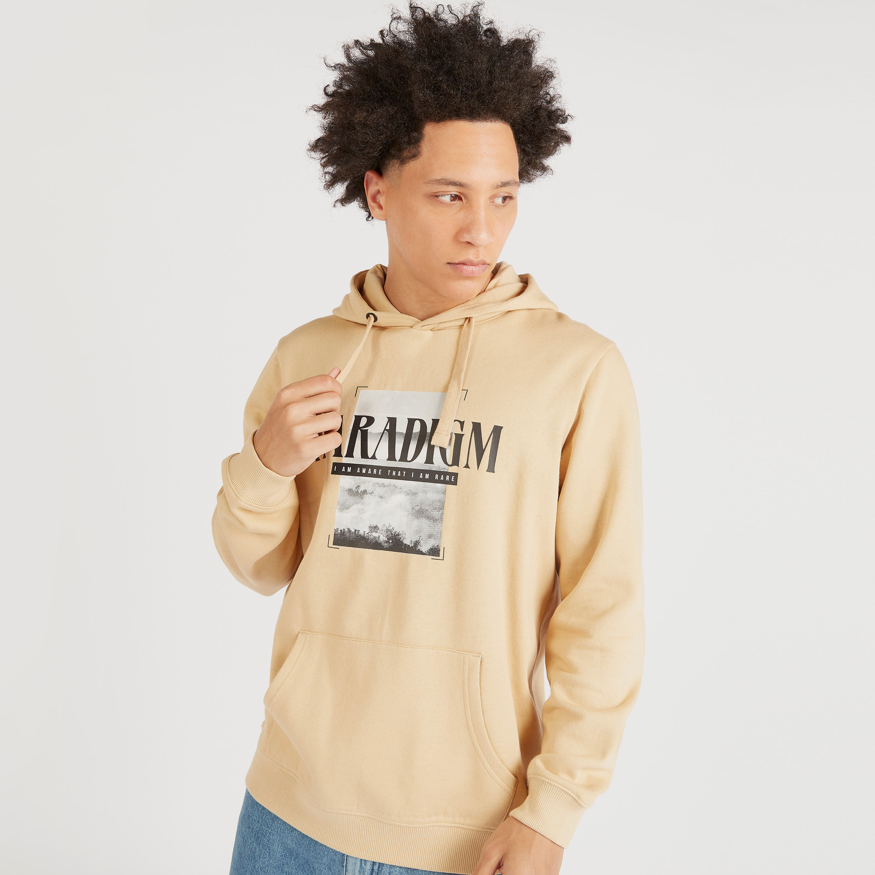 سويت شيرت بقبعة وأكمام طويلة وطبعات جرافيك-men-winterwear-hoodiesandsweatshirts-image-1