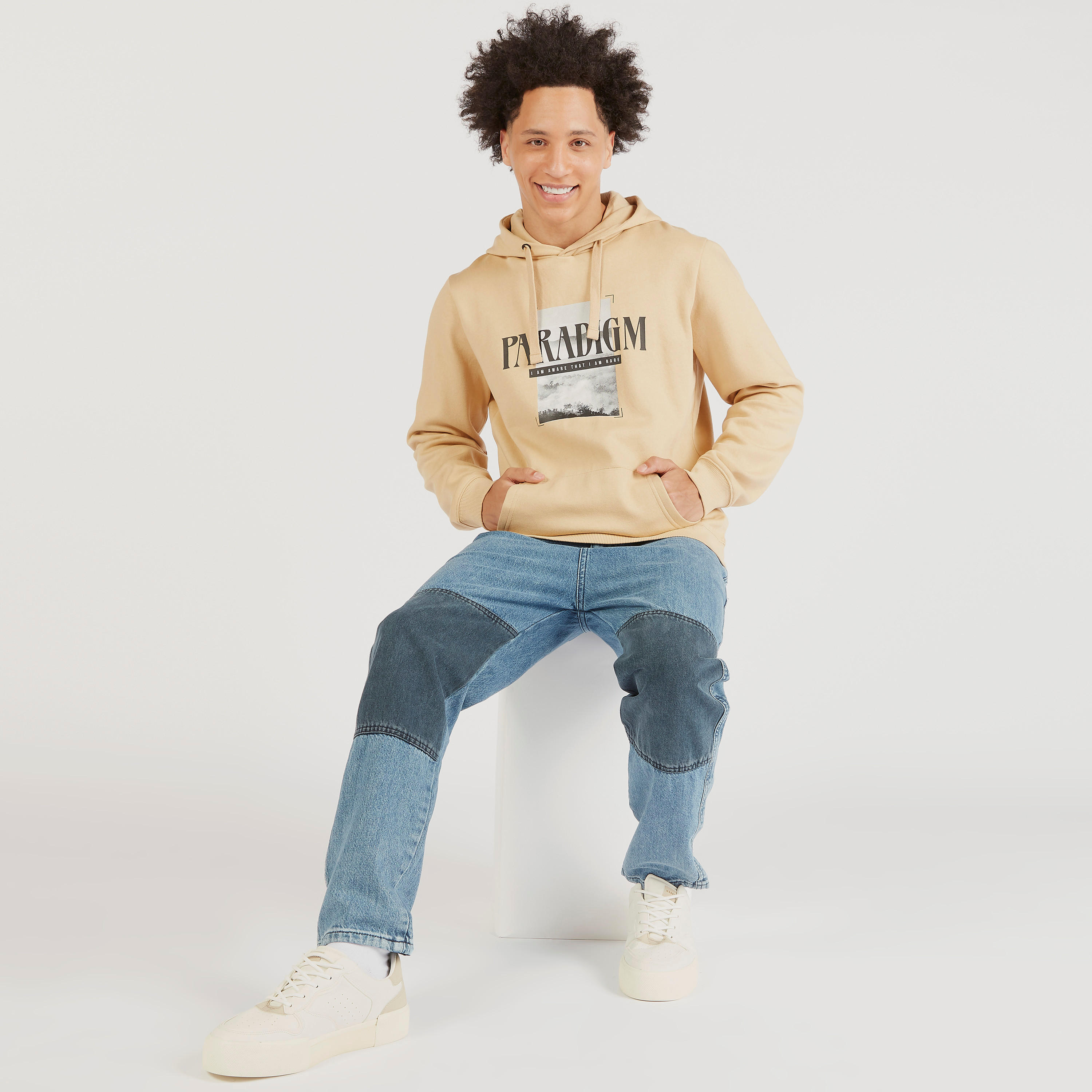 سويت شيرت بقبعة وأكمام طويلة وطبعات جرافيك-men-winterwear-hoodiesandsweatshirts-image-2