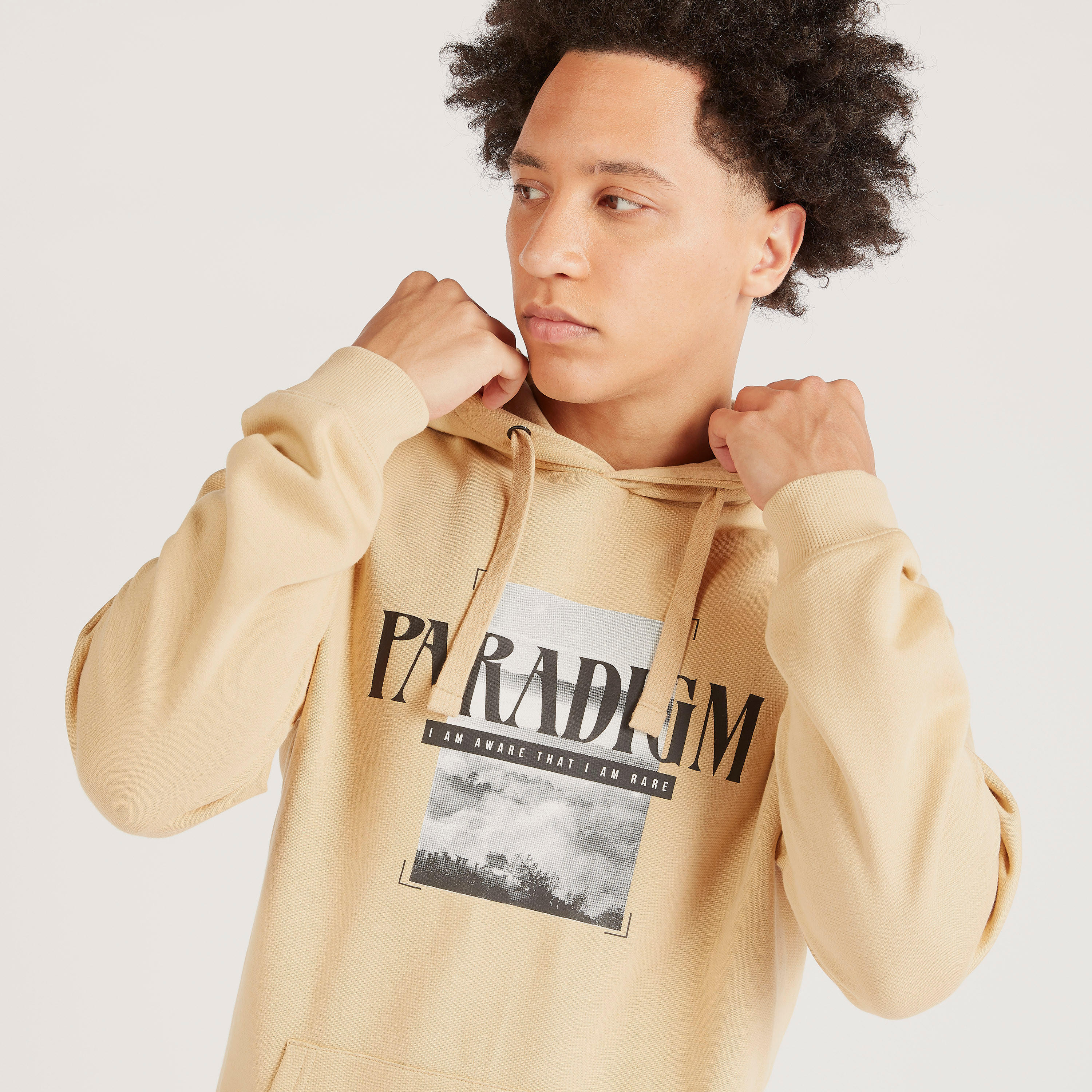 سويت شيرت بقبعة وأكمام طويلة وطبعات جرافيك-men-winterwear-hoodiesandsweatshirts-image-3