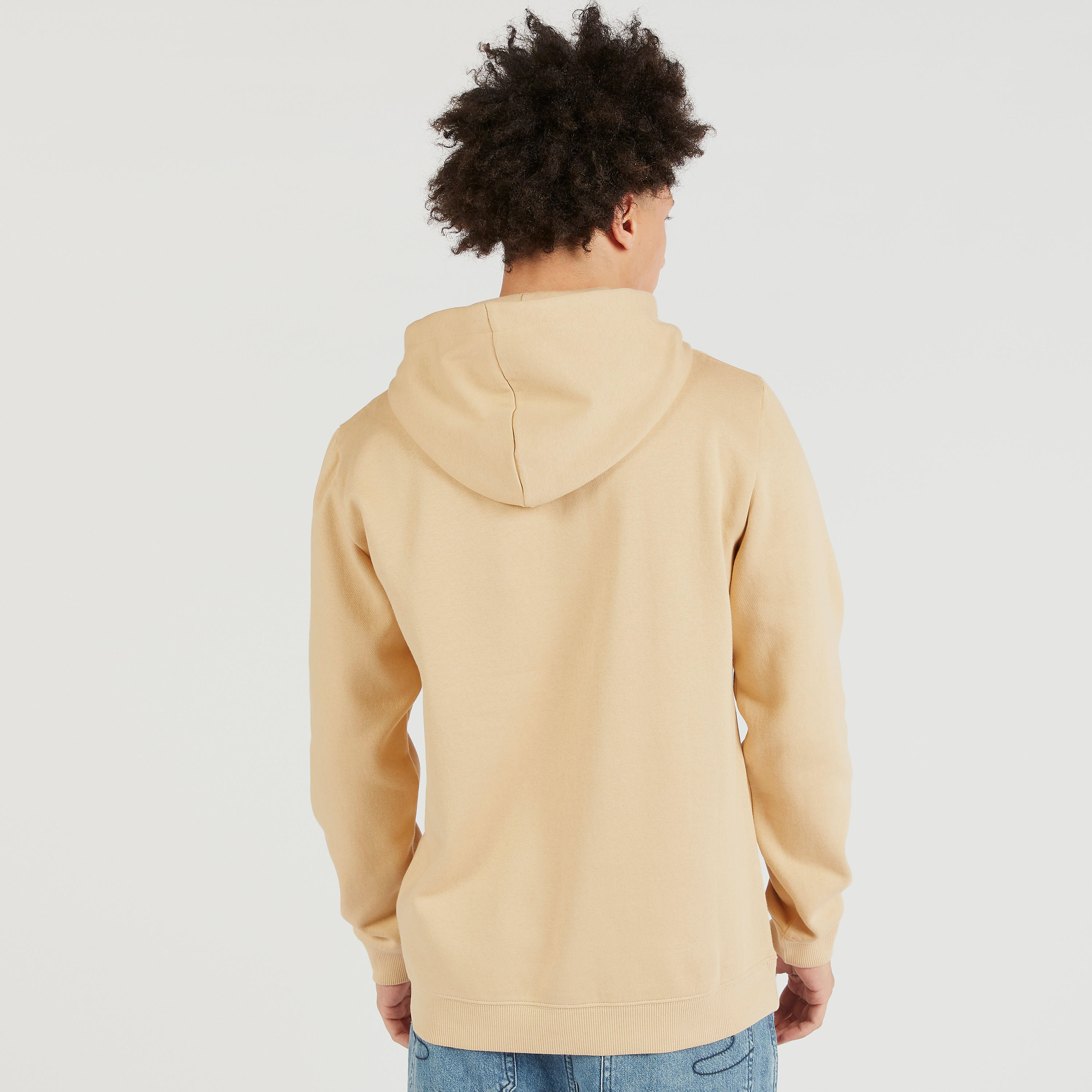 سويت شيرت بقبعة وأكمام طويلة وطبعات جرافيك-men-winterwear-hoodiesandsweatshirts-image-4