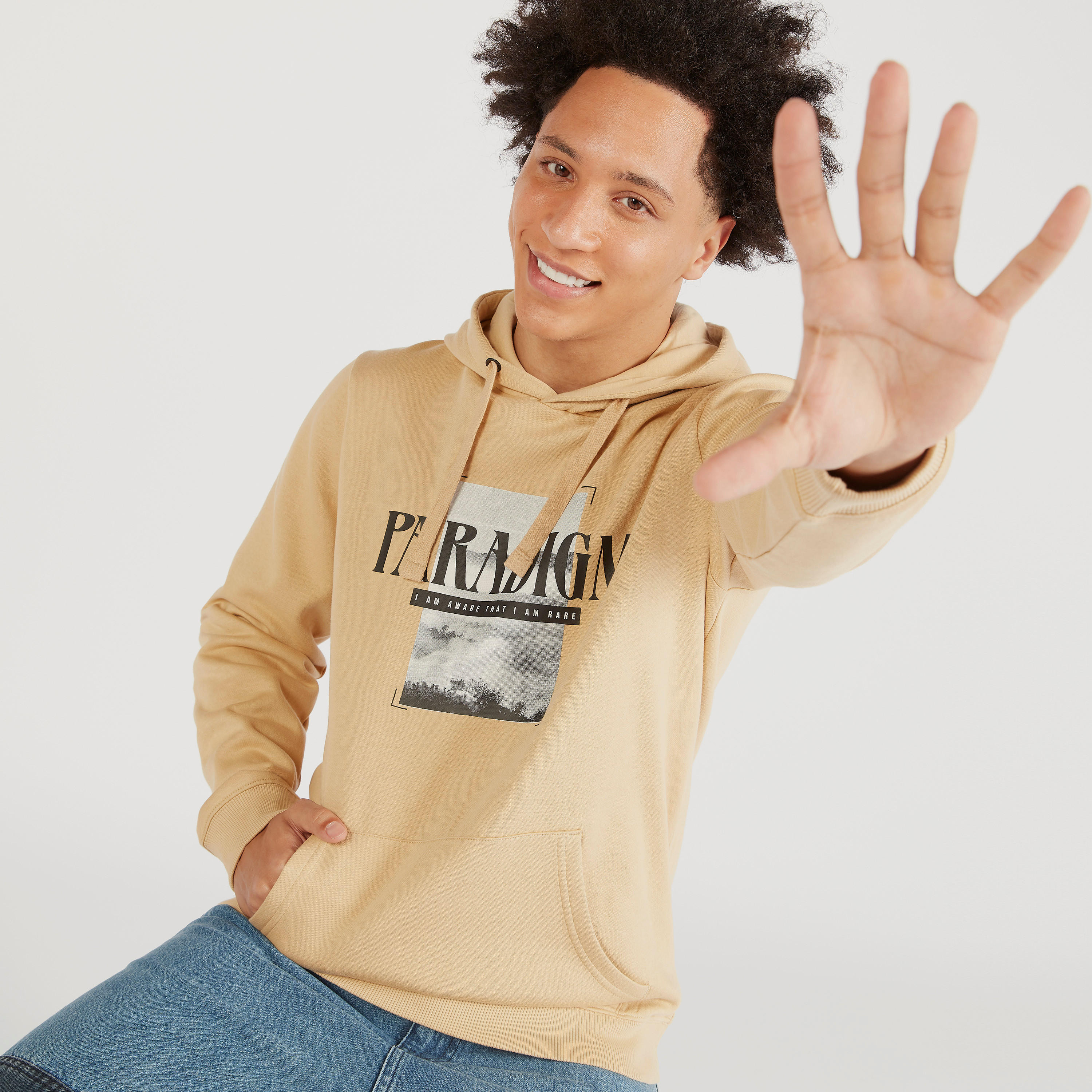 سويت شيرت بقبعة وأكمام طويلة وطبعات جرافيك-men-winterwear-hoodiesandsweatshirts-image-5