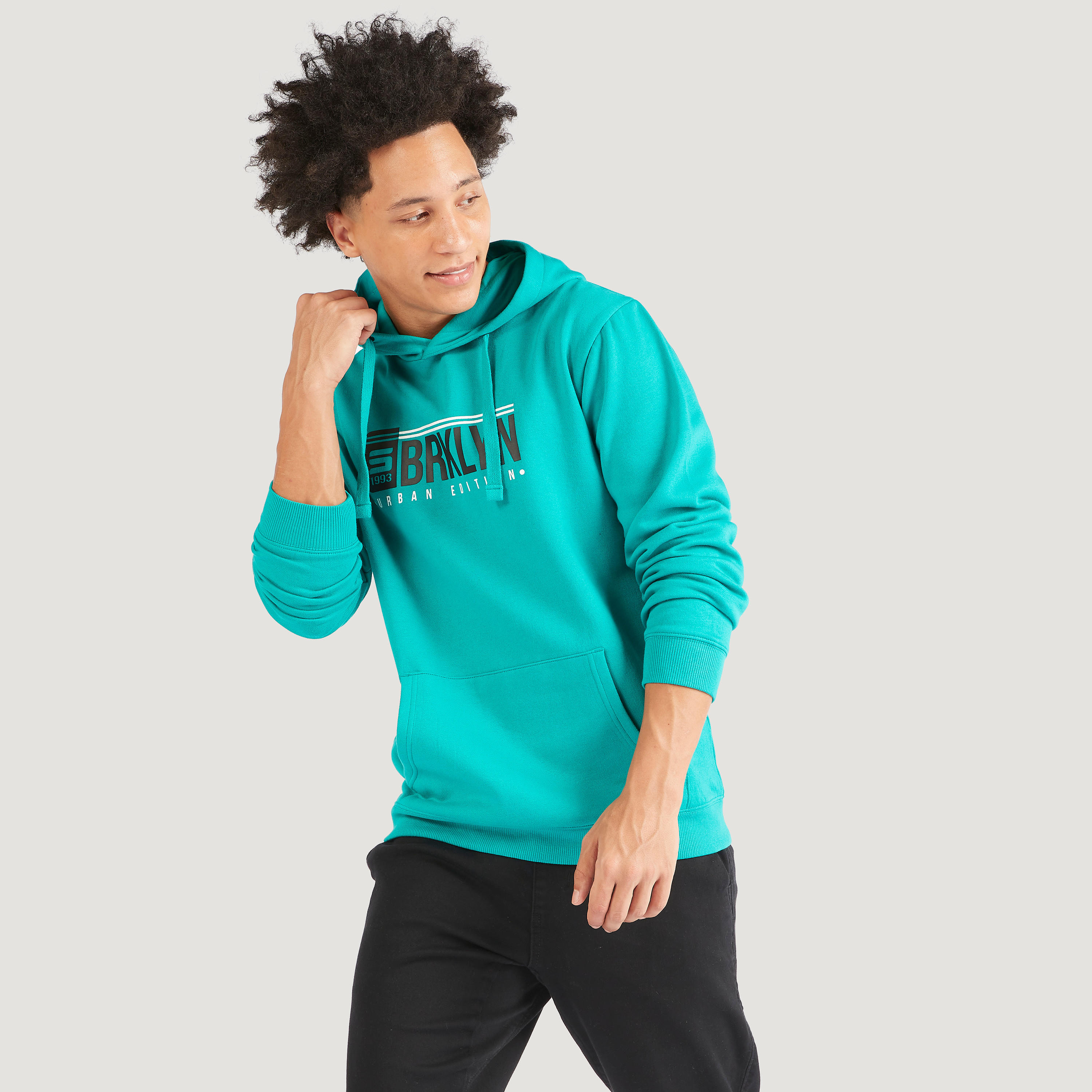 سويت شيرت بقبعة وأكمام طويلة وطبعات جرافيك-men-winterwear-hoodiesandsweatshirts-image-1