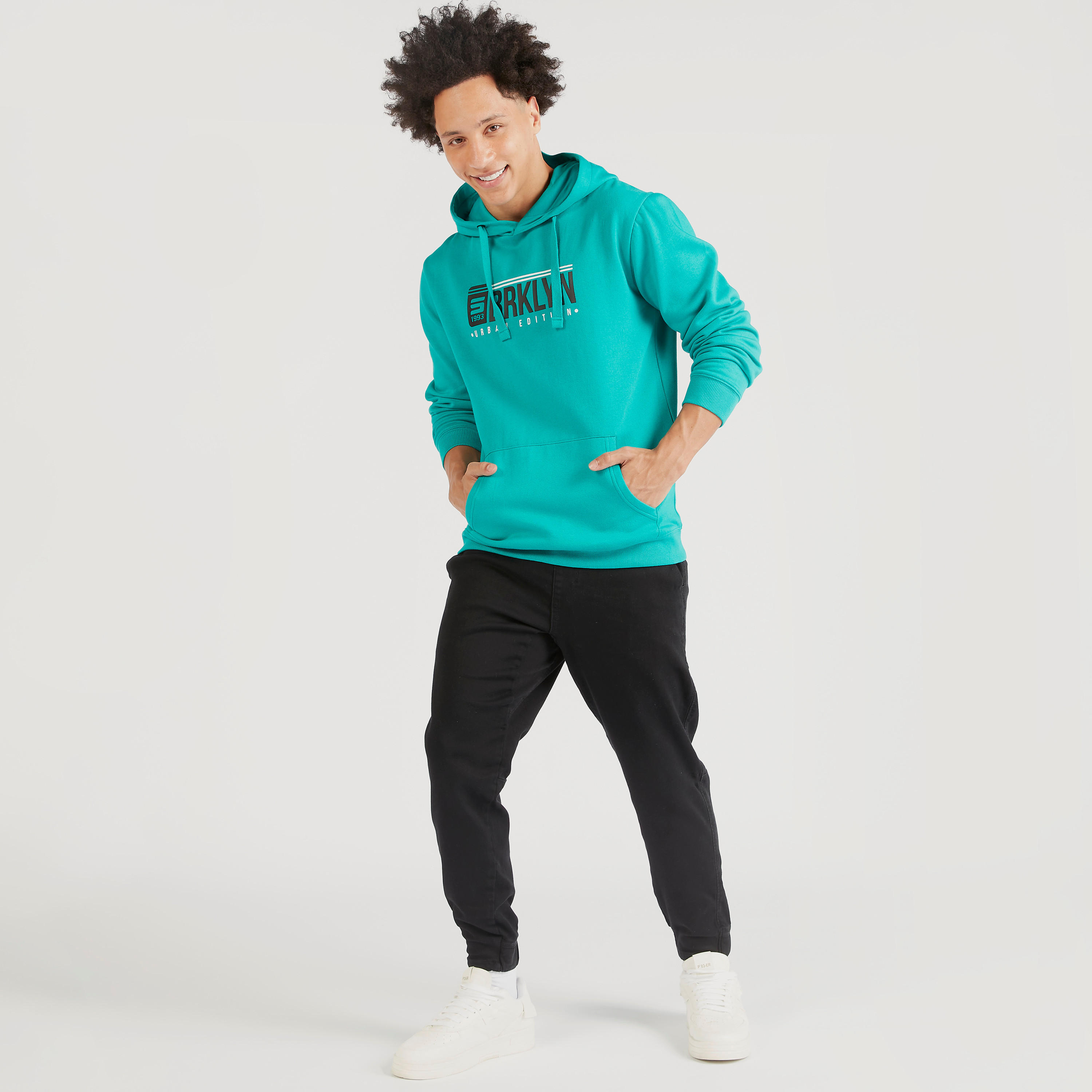 سويت شيرت بقبعة وأكمام طويلة وطبعات جرافيك-men-winterwear-hoodiesandsweatshirts-image-2