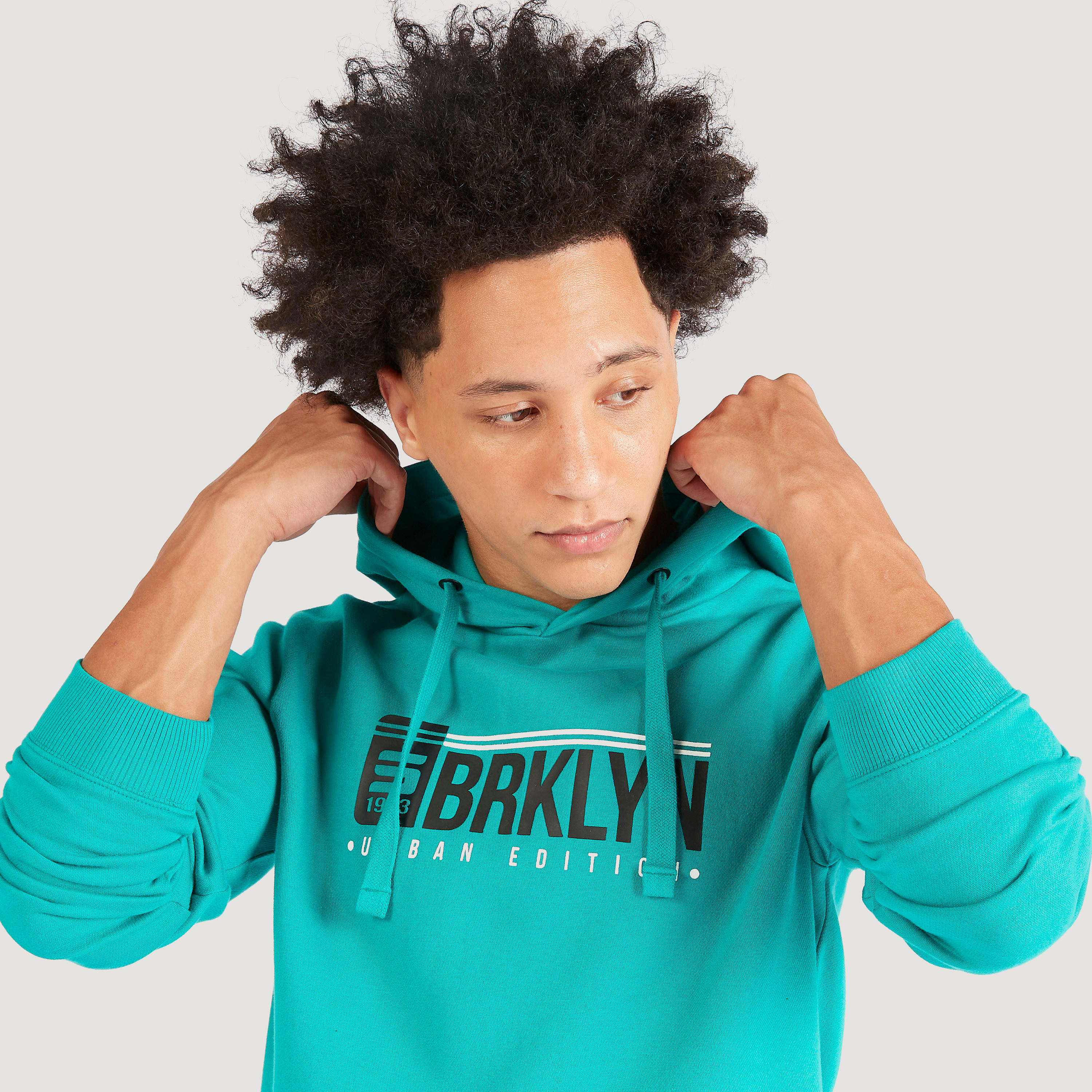 سويت شيرت بقبعة وأكمام طويلة وطبعات جرافيك-men-winterwear-hoodiesandsweatshirts-image-3