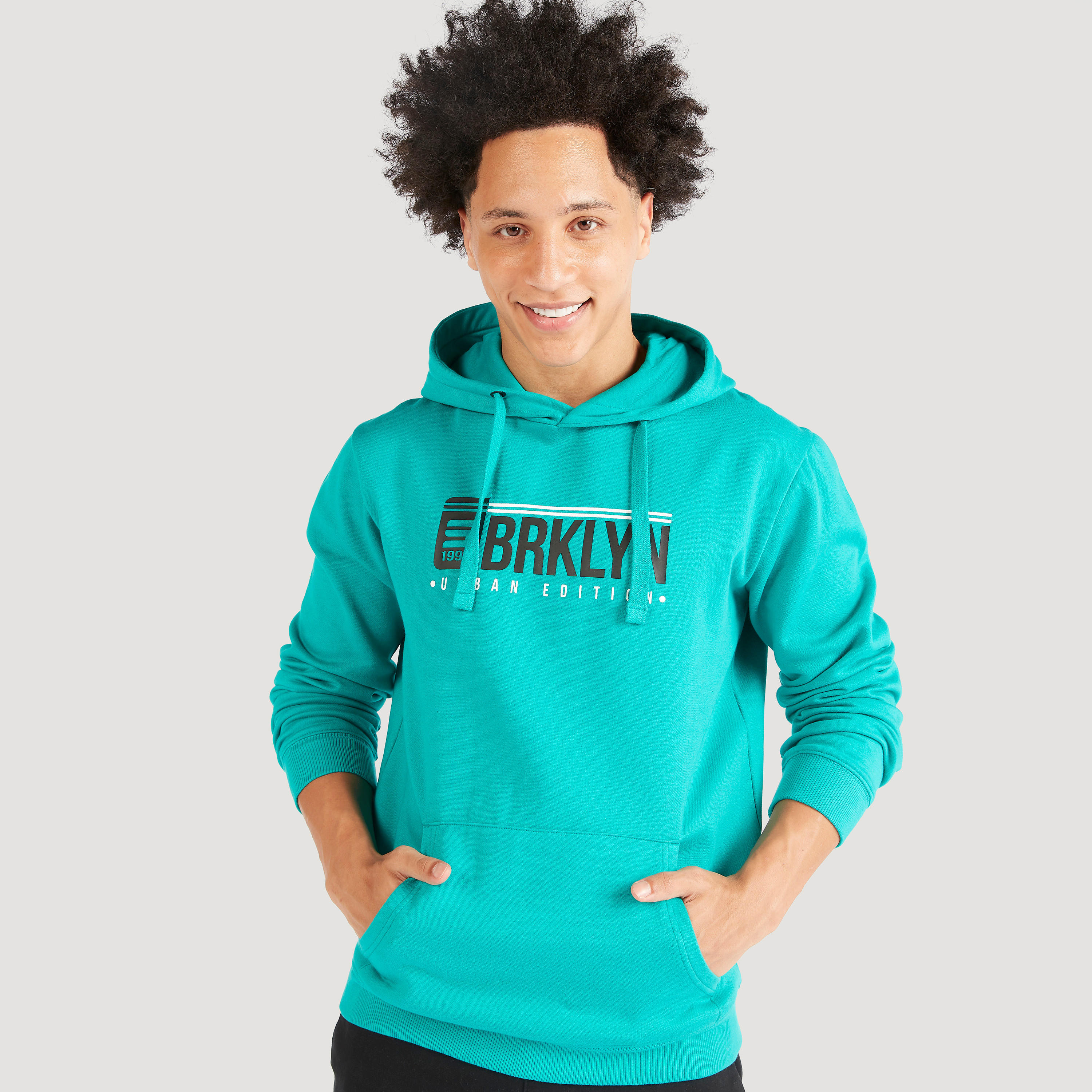 سويت شيرت بقبعة وأكمام طويلة وطبعات جرافيك-men-winterwear-hoodiesandsweatshirts-image-5