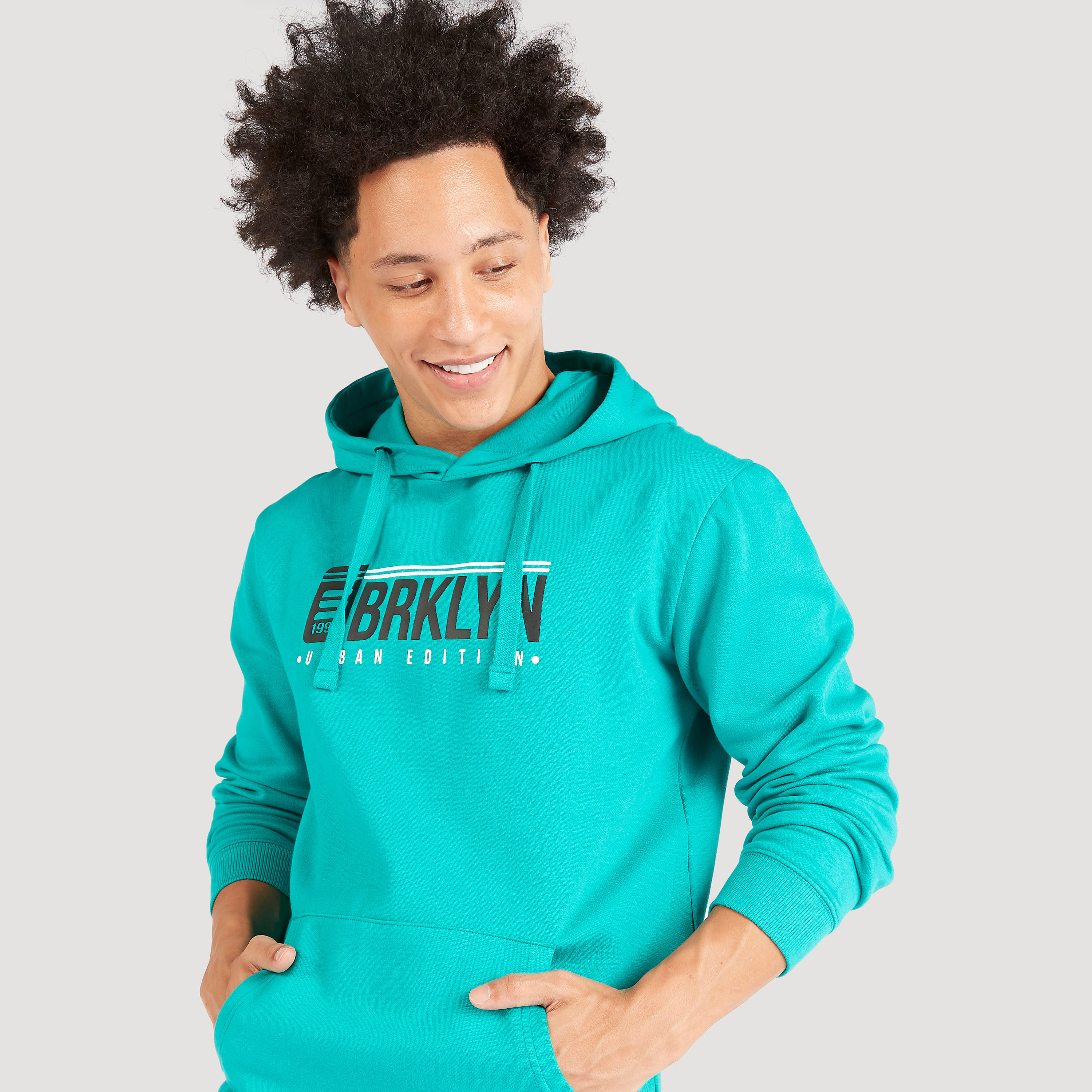 سويت شيرت بقبعة وأكمام طويلة وطبعات جرافيك-men-winterwear-hoodiesandsweatshirts-image-6