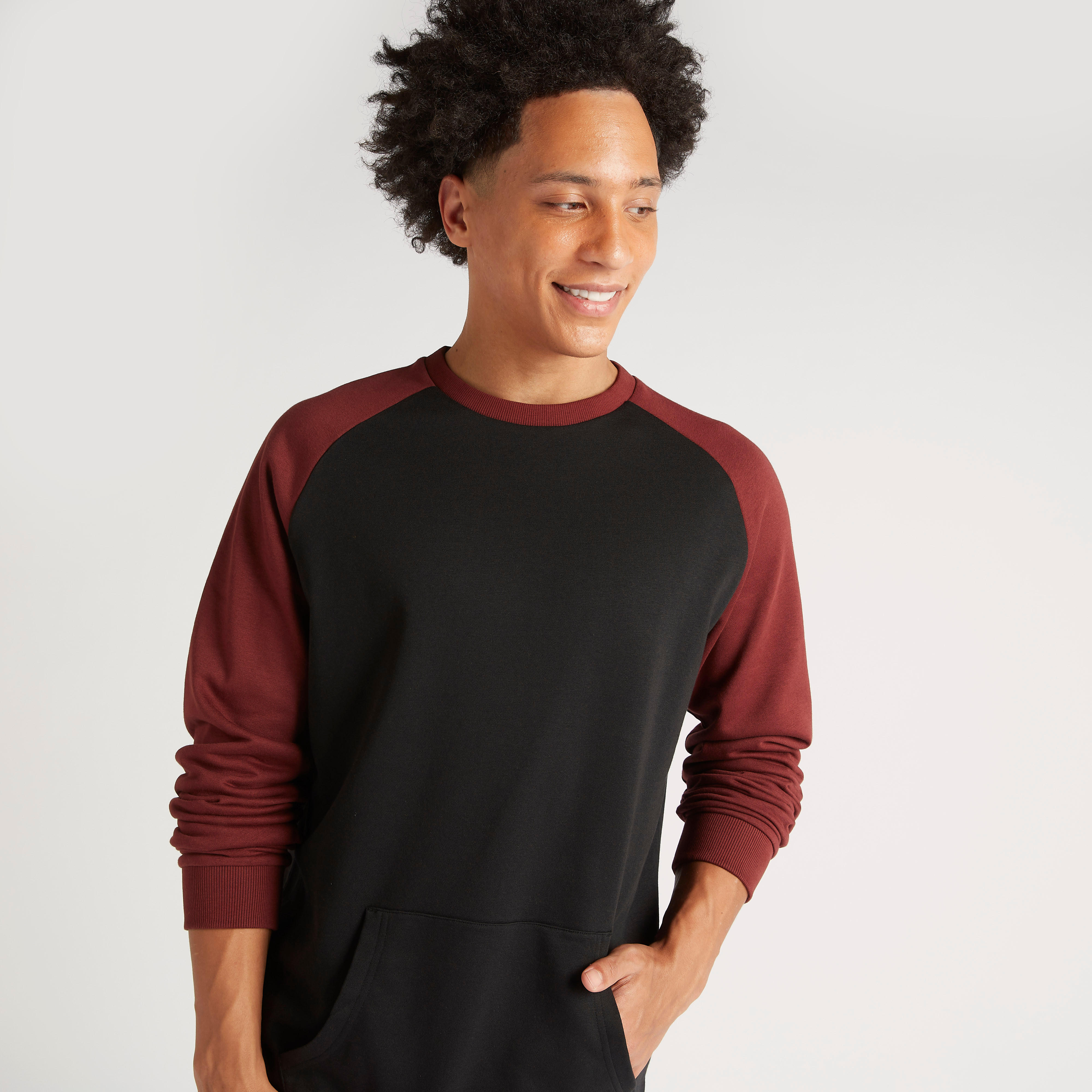 سويت شيرت بتصاميم مغايرة وياقة ضيّقة وجيوب كنغر-men-winterwear-hoodiesandsweatshirts-image-1