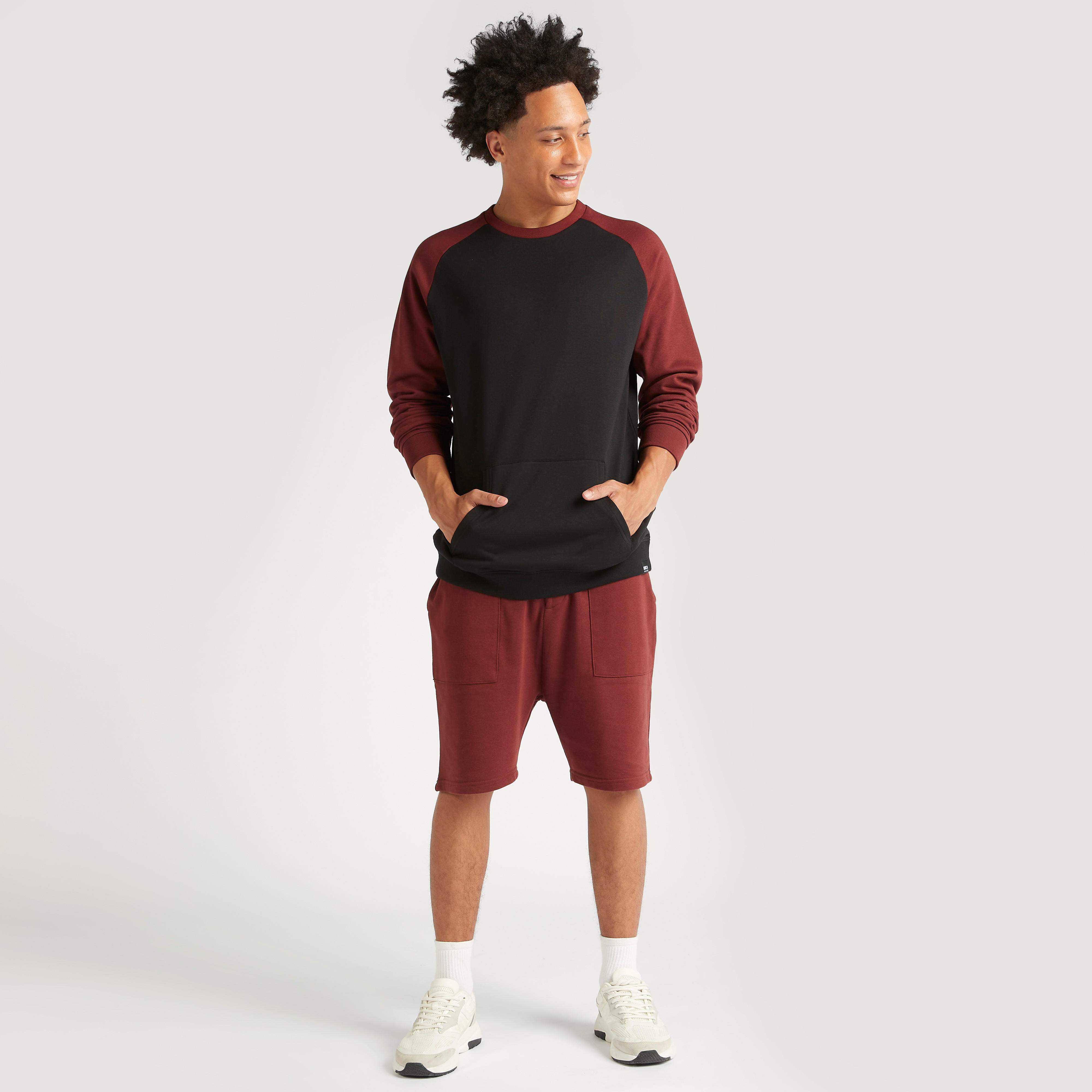 سويت شيرت بتصاميم مغايرة وياقة ضيّقة وجيوب كنغر-men-winterwear-hoodiesandsweatshirts-image-2