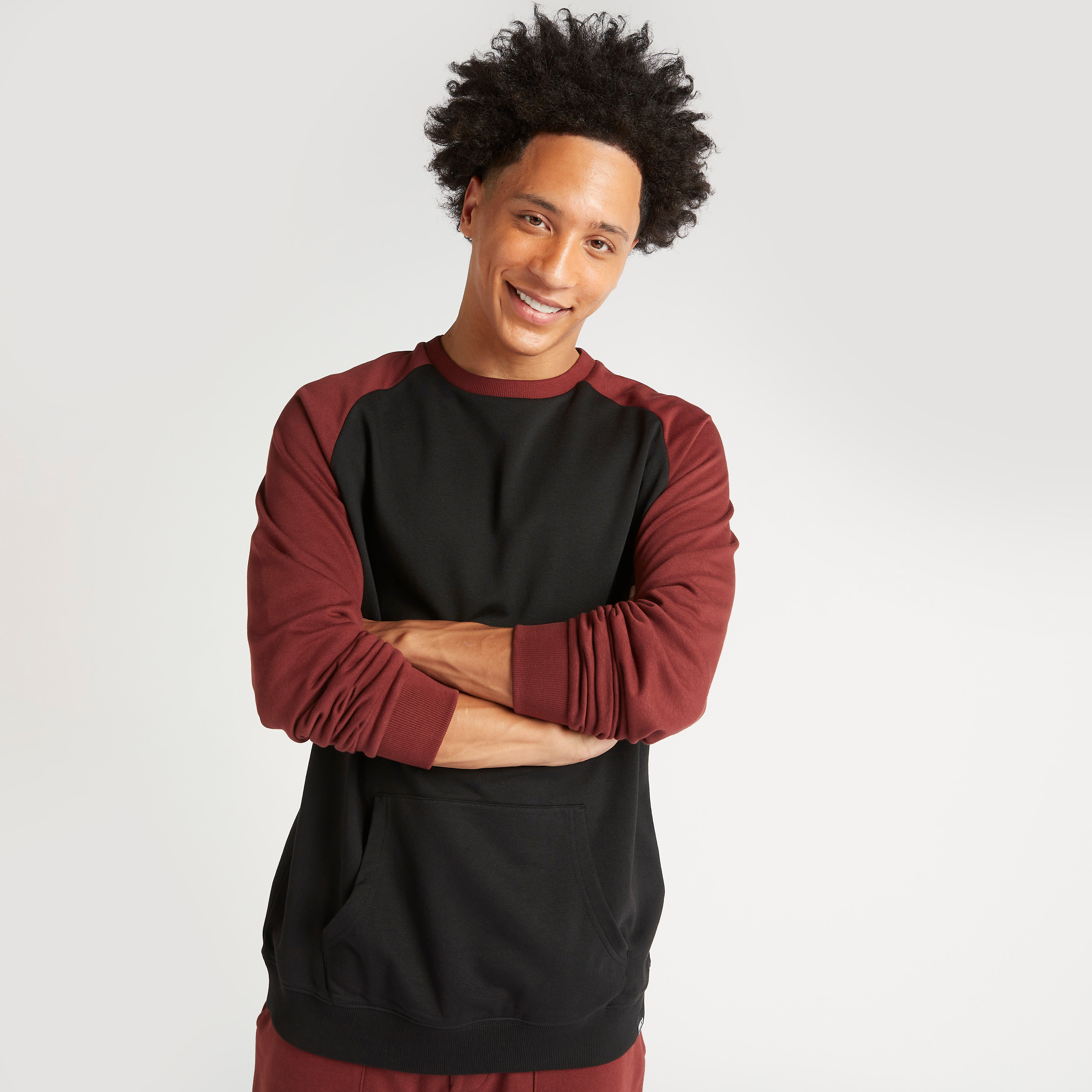 سويت شيرت بتصاميم مغايرة وياقة ضيّقة وجيوب كنغر-men-winterwear-hoodiesandsweatshirts-image-3