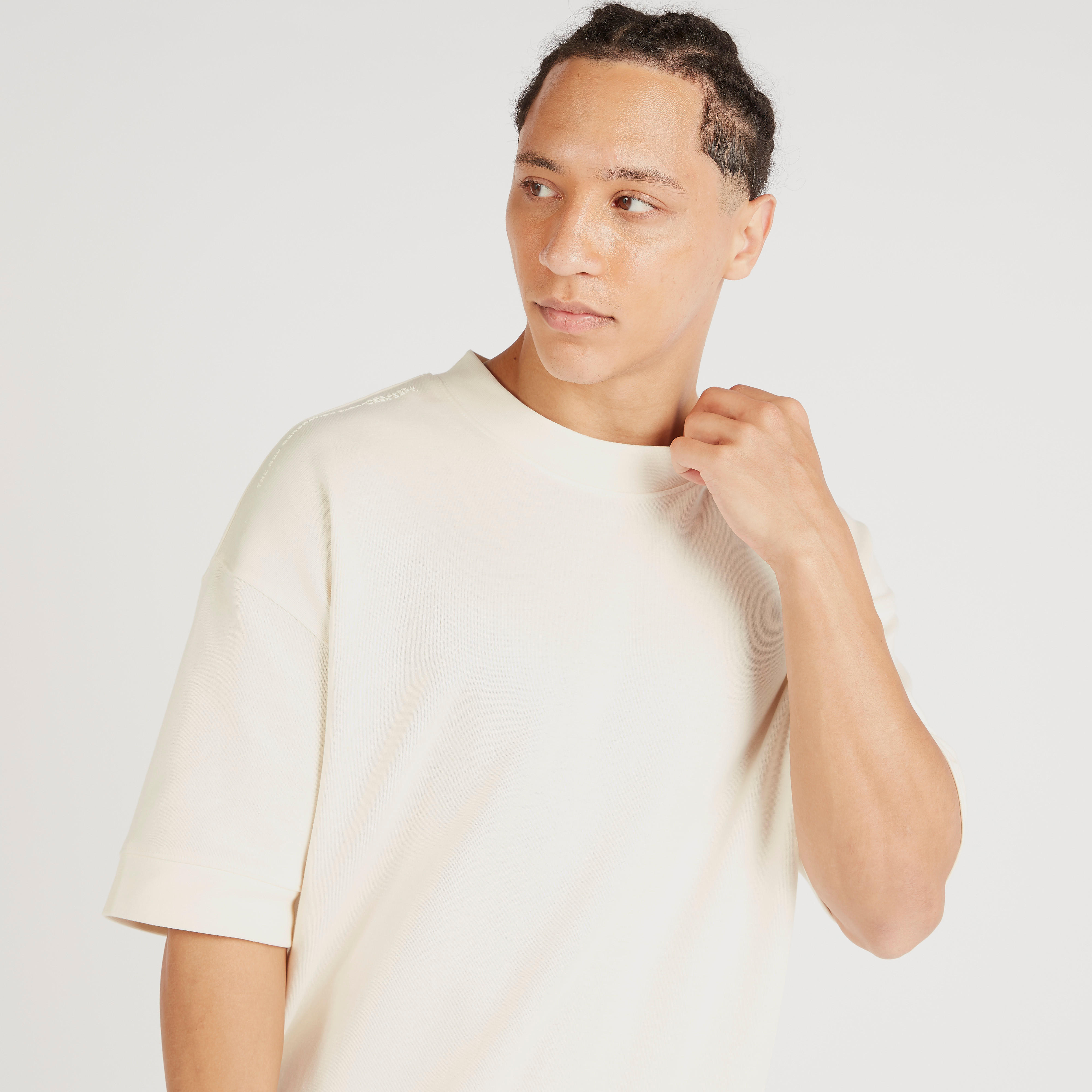 تيشيرت سادة بياقة ضيّقة وأكمام قصيرة-men-clothing-tshirtsandpolos-tshirts-image-3