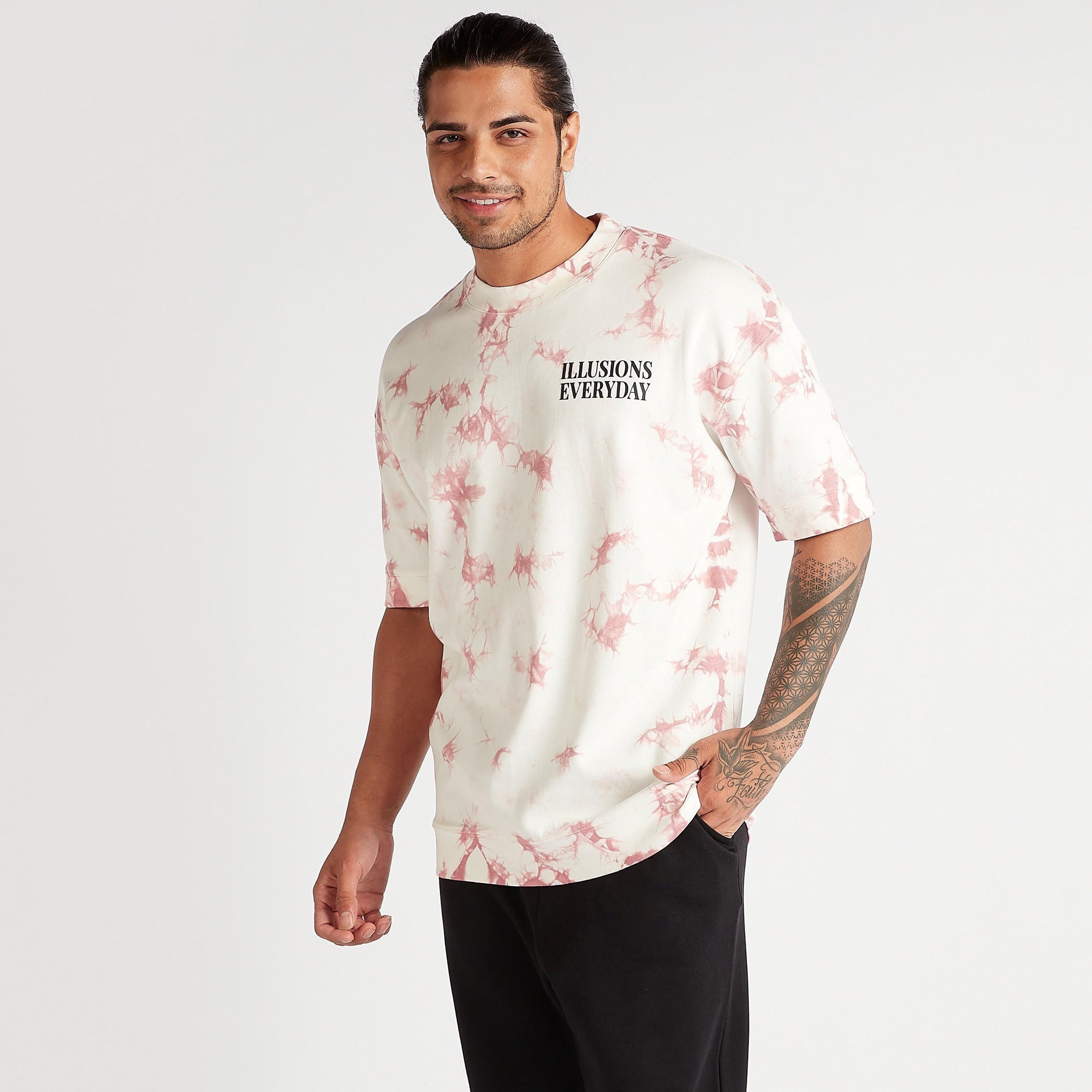 تيشيرت بطبعات مصبوغة بالكامل وياقة ضيّقة وأكمام قصيرة-men-clothing-tshirtsandpolos-tshirts-image-1