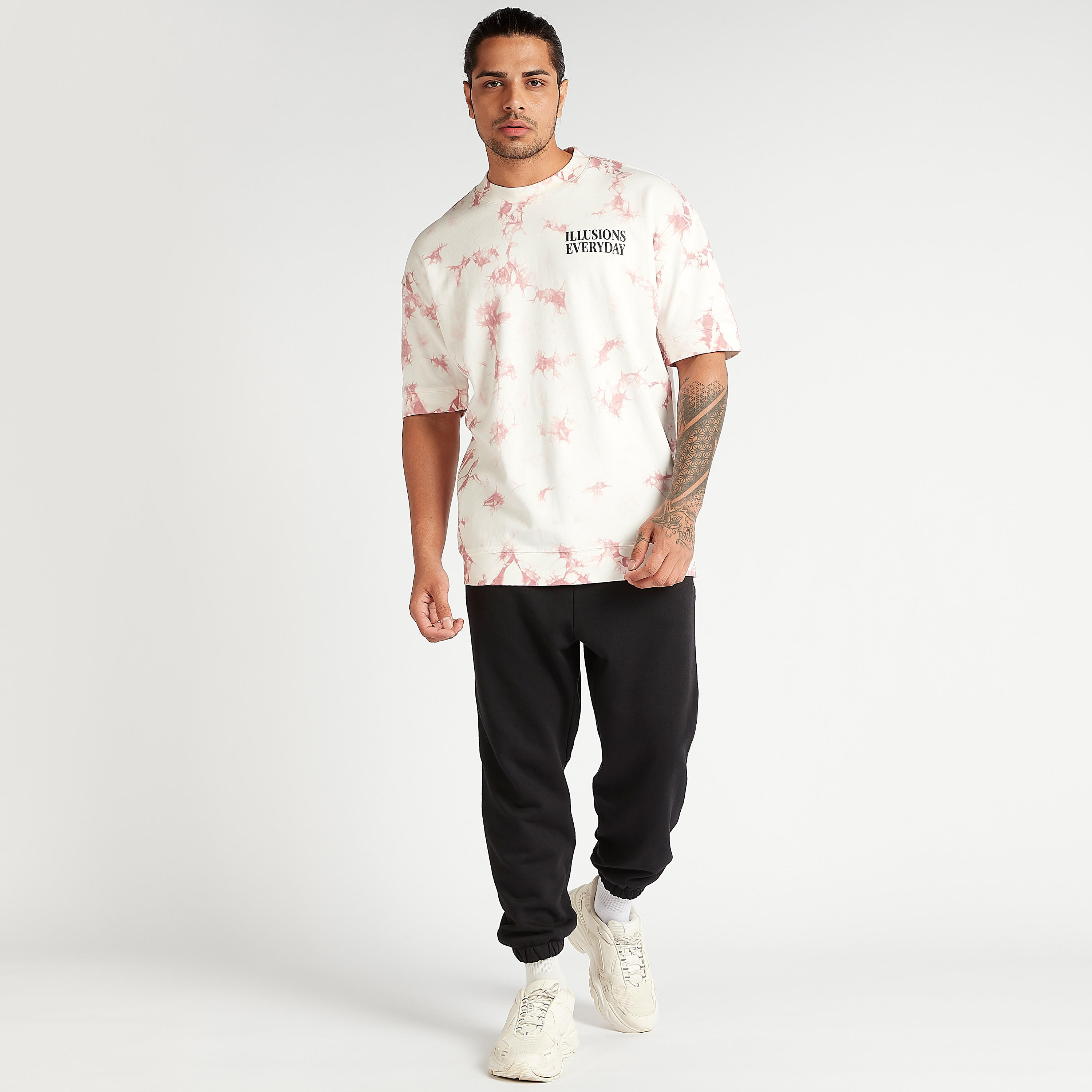 تيشيرت بطبعات مصبوغة بالكامل وياقة ضيّقة وأكمام قصيرة-men-clothing-tshirtsandpolos-tshirts-image-2
