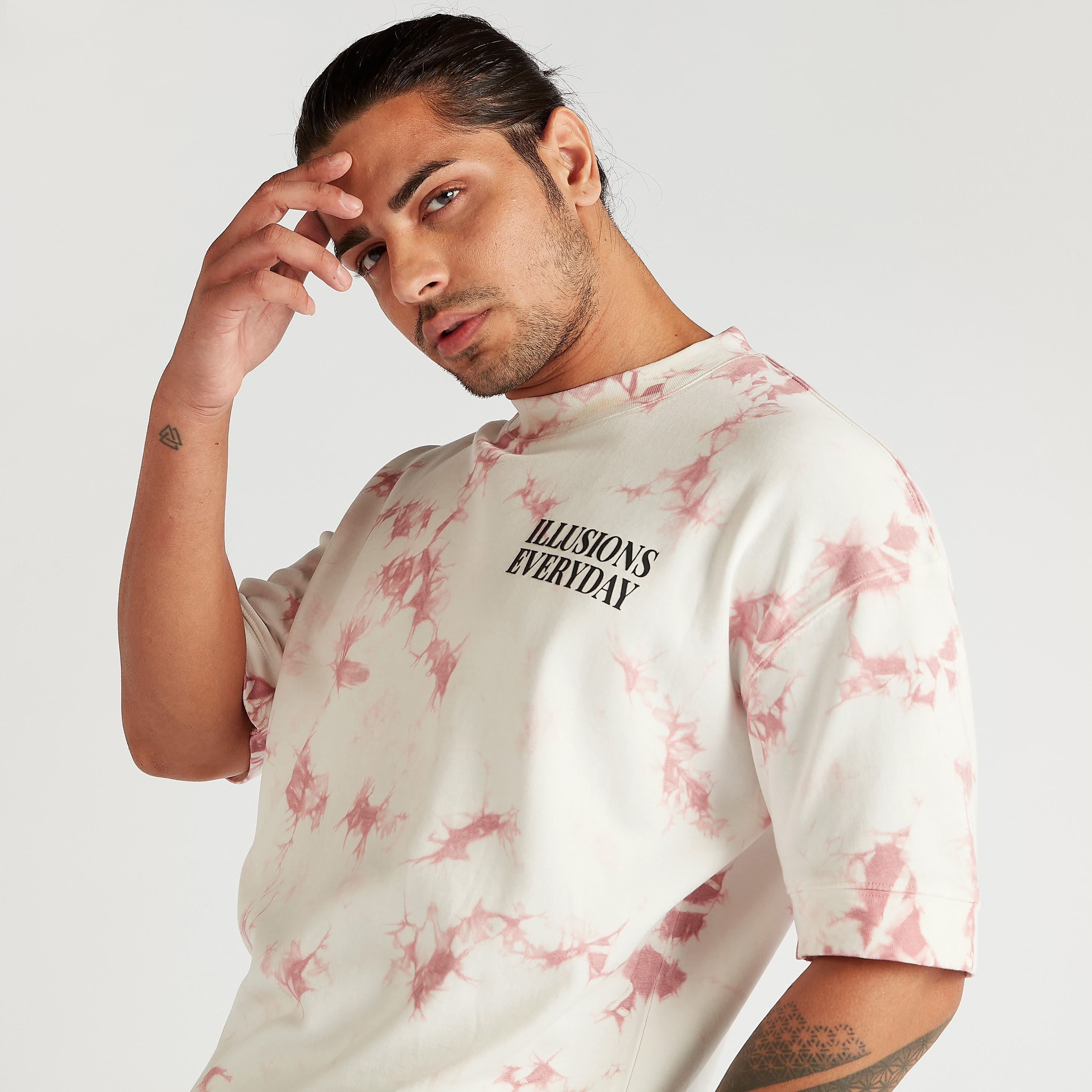 تيشيرت بطبعات مصبوغة بالكامل وياقة ضيّقة وأكمام قصيرة-men-clothing-tshirtsandpolos-tshirts-image-3