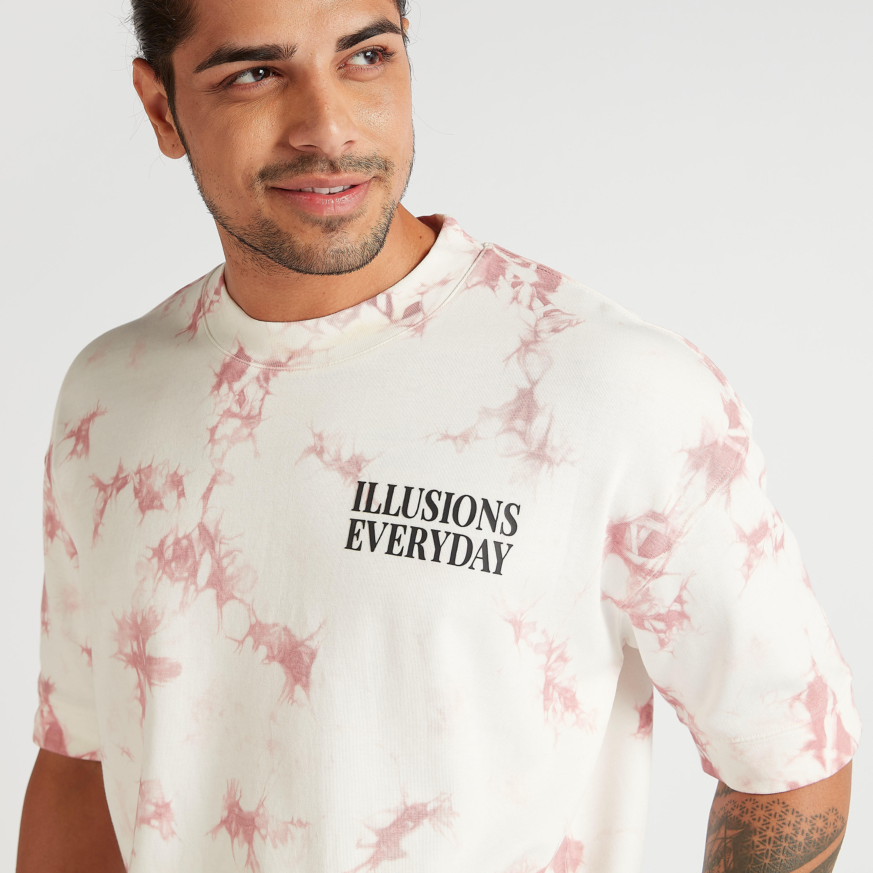 تيشيرت بطبعات مصبوغة بالكامل وياقة ضيّقة وأكمام قصيرة-men-clothing-tshirtsandpolos-tshirts-image-5